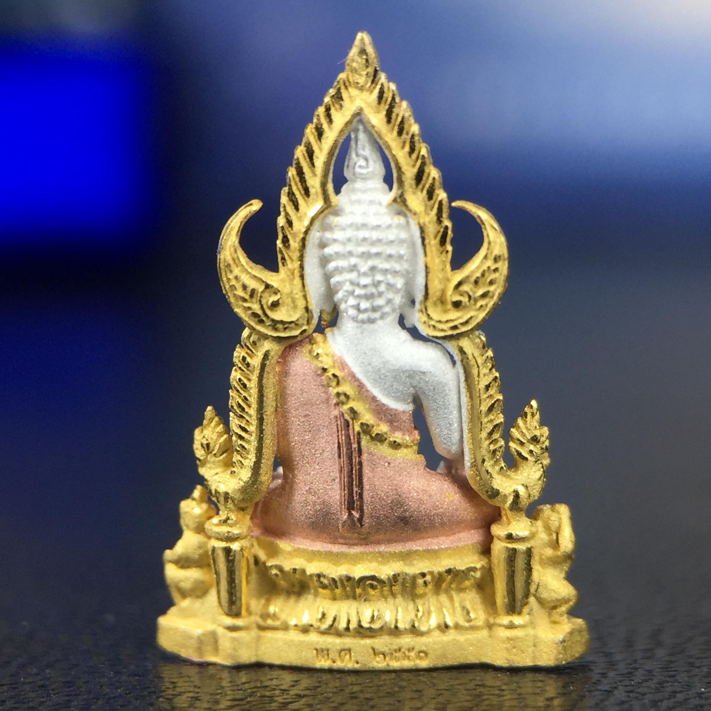 พระพุทธชินราช ภปร. โครงการ เพราะแผ่นดินนี้คือแผ่นดินเกิด เนื้อเงินชุบสามกษัตริย์ ปี2551 ขนาดหน้าตัก1/4นิ้ว (สวยงามหายาก)