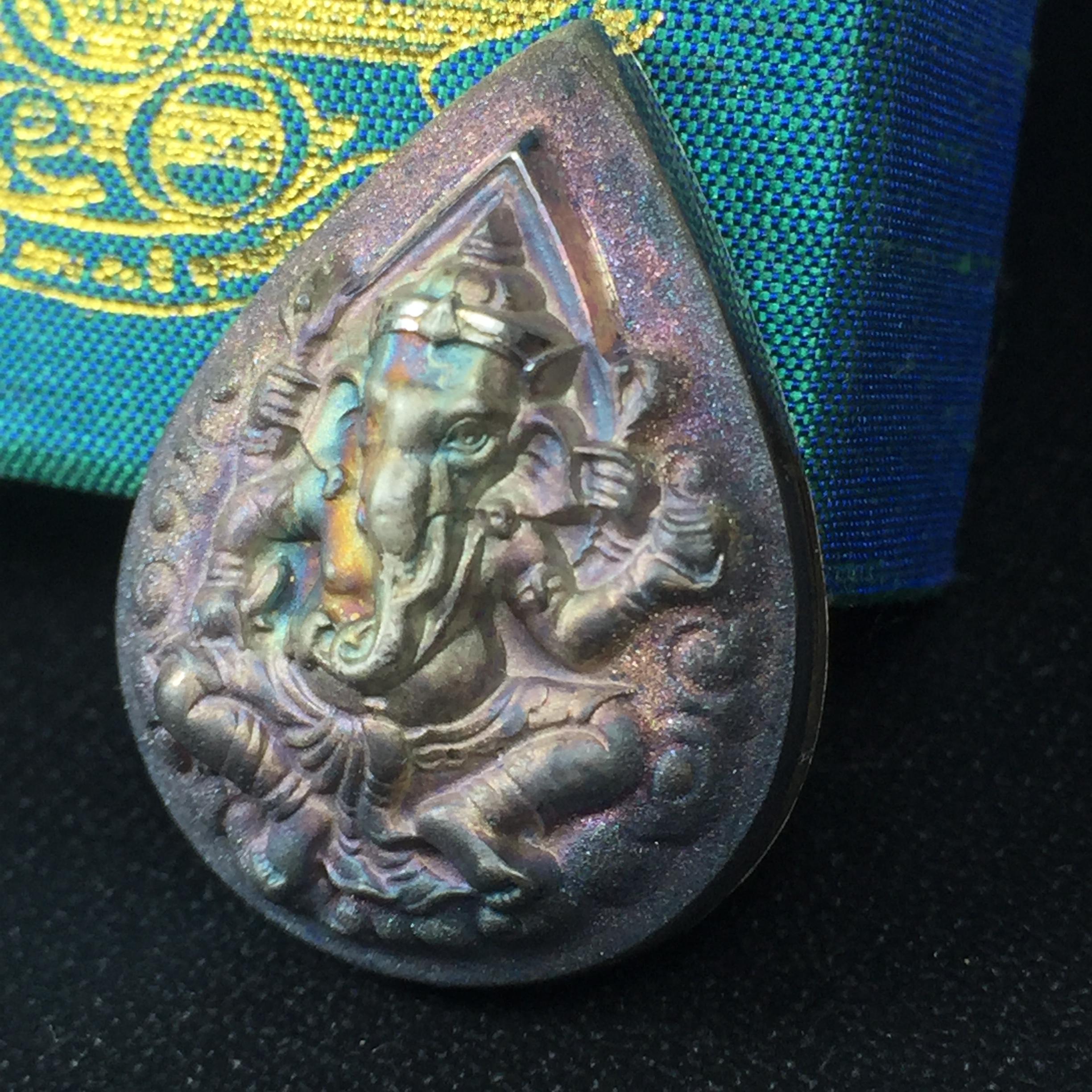 เหรียญพระพิฆเนศวร ญสส. ชุดกาญจนาภิเษกครองราชย์ 50 ปี พุทธศักราช 2538 พิมพ์ใหญ่(2.9 ซม.) เนื้อเงินผิวเดิมกลับดำขึ้นสีรุ้งเข้มขลังงดงามธรรมชาติสร้างสรรค์ สภาพสวยเดิมพร้อมกล่องบรรจุเดิม ตอกโค๊ดหมายเลขกำกับ(1ใน 5539องค์)