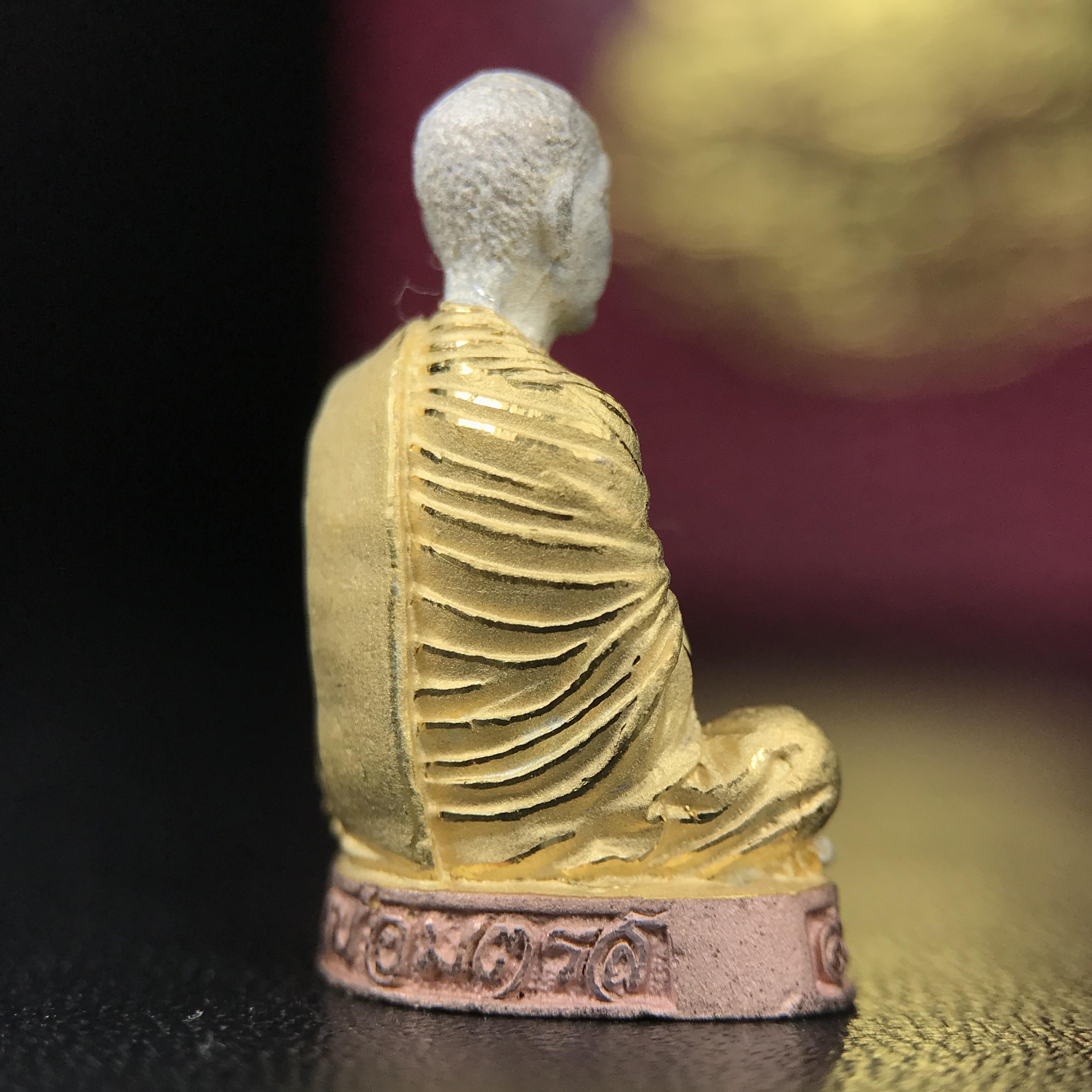 รูปเหมือนสมเด็จพระพุฒาจารย์ (โต พรหมรังสี)วัดใหม่อมตรส บางขุนพรหม ปี2540 รุ่นกาญจนาภิเษก จัดสร้างในวโรกาสที่รัชกาลที่ 9 ทรงครองสิริราชสมบัติ ครบ 50ปี ลอยองค์พิมพ์ใหญ่ เนื้อเงินบริสุทธิ์ 99.9% แบบชุบสามกษัตริย์ขัดเงาบางส่วน พร้อมกล่องบรรจุเดิมครบ