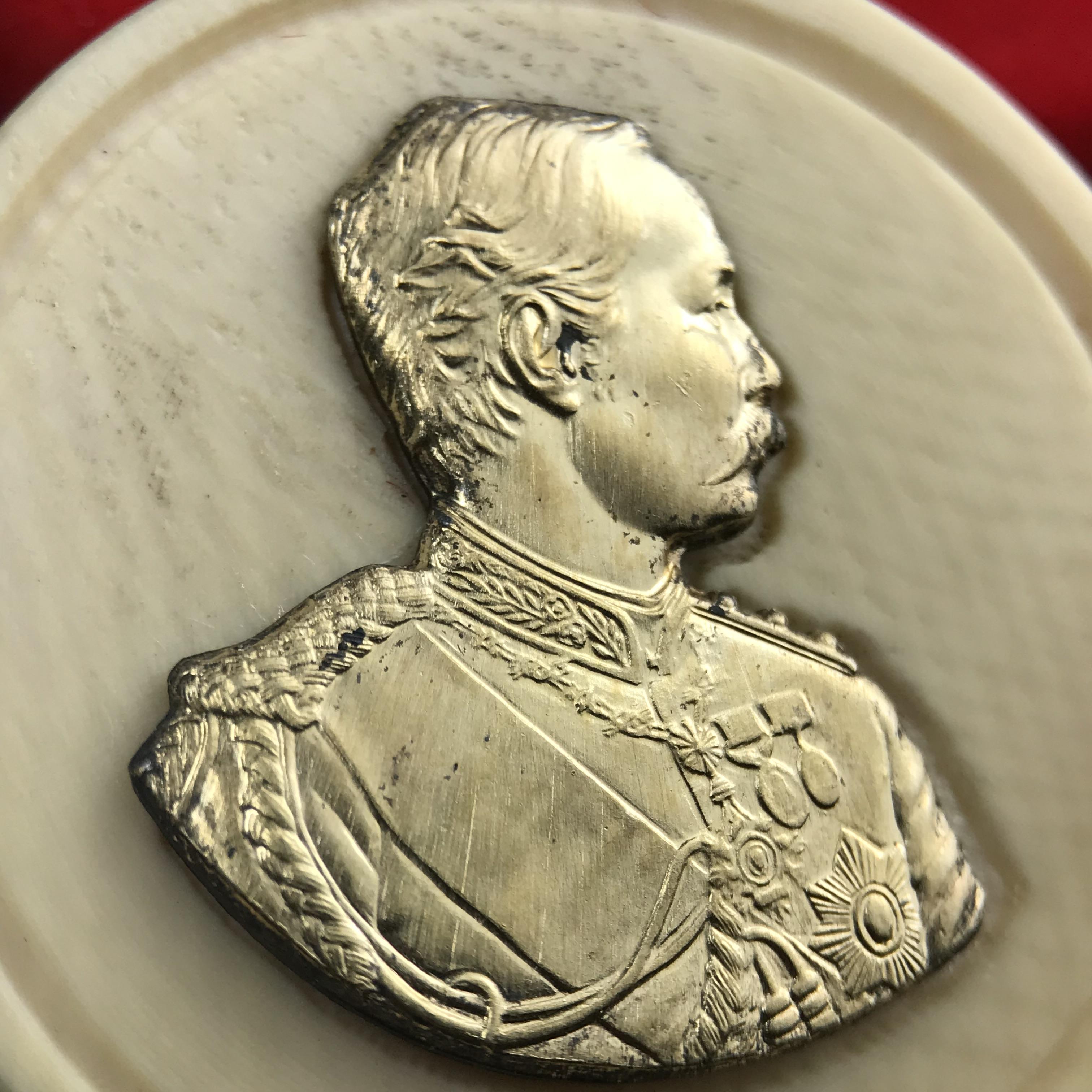 เหรียญรัชกาลที่ 5 คชสารหมื่นปี หลวงพ่ออุตตมะ วัดวังก์วิเวการาม ปี 2540 พิมพ์ใหญ่ขนาด 3.0 ซม. หน้ากากทองคำบริสุทธิ์ 99.99% (ผิวสวยเดิม)พร้อมกล่องบรรจุเดิมครบ(ควรคู่ผู้รู้คุณค่า ด้วยวัตถุมงคล เสริมบุญญาบารมี)