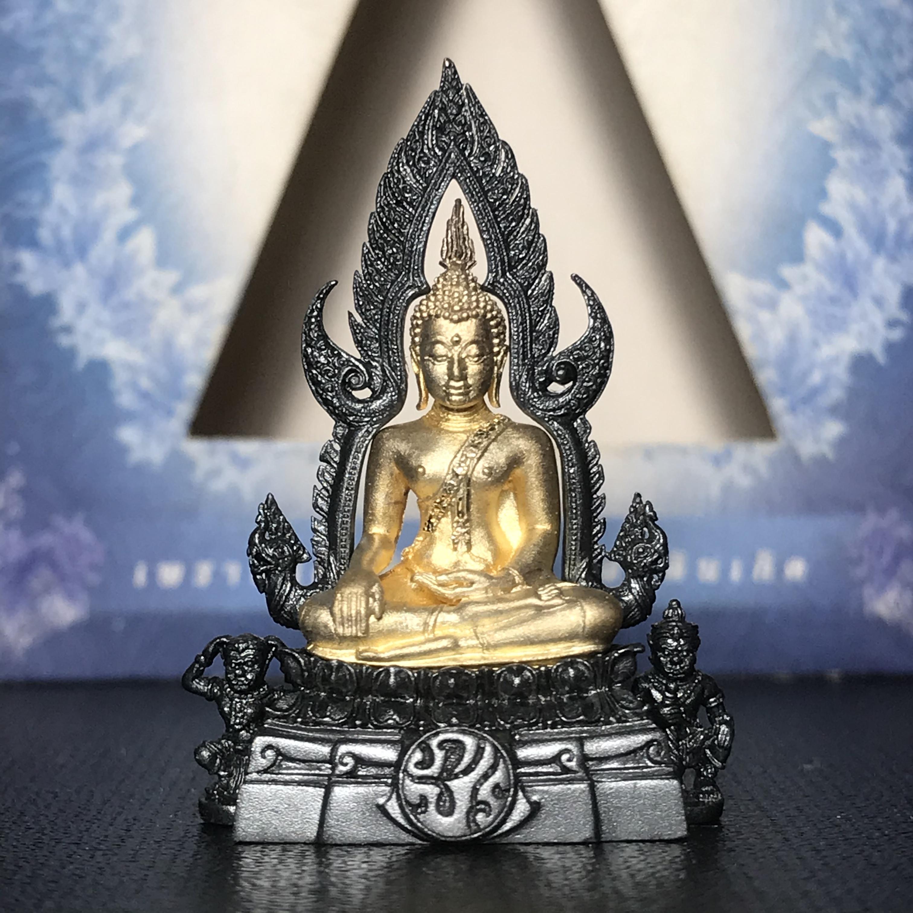 พระพุทธชินราช ภปร. โครงการ เพราะแผ่นดินนี้คือแผ่นดินเกิด เนื้อเงินชุบทองคำซุ้มรมดำ ปี2551 ขนาดหน้าตัก1/2นิ้ว (สวยงามหายาก)1ใน5000องค์