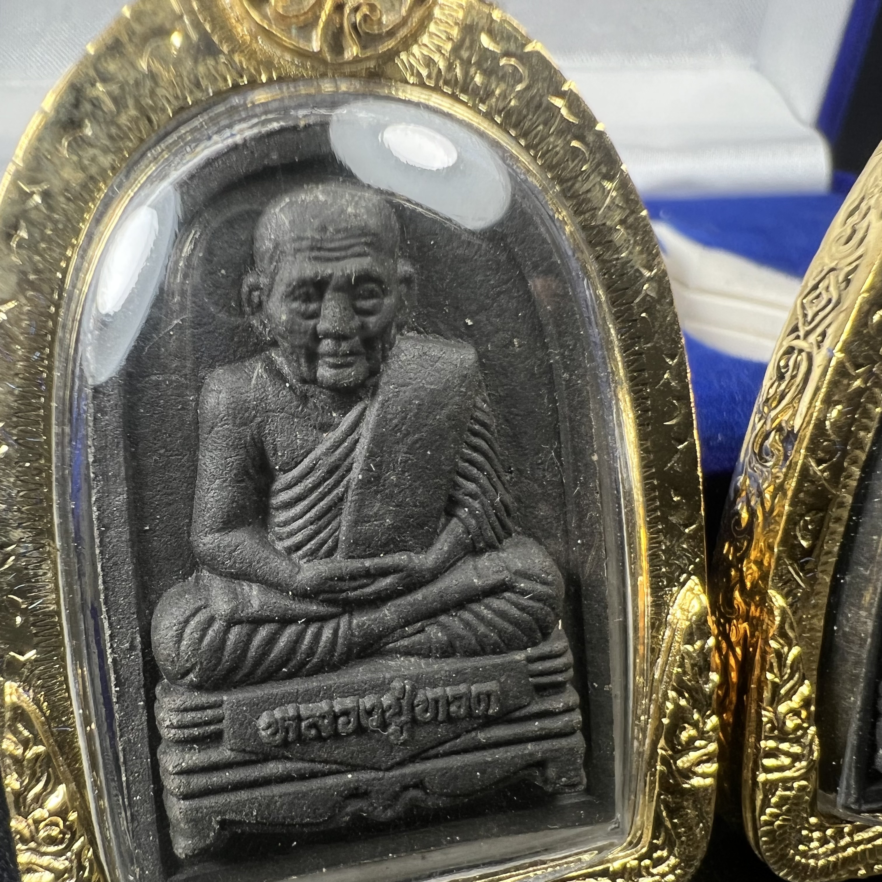 พระคู่ชุดของขวัญ พระหลวงปู่ทวด ภปร.ปี2547 ทรงกลีบบัวและกลีบขนุน(พิมพ์เตารีดและพิมพ์พระรอด)(ชนวนเก่า)เนื้อว่านด้านหลังมี ภปร. เป็นโลหะผสมสูง 3.3ซม.พิธีใหญ่ มวลสารดี ปลุกเสกวัดพระแก้ว(พร้อมกล่องบรรจุเดิม งานเลี่ยมกรอบเดิมจากผู้จัดสร้างห่อหุ้มด้วยทองนพเกล้า)