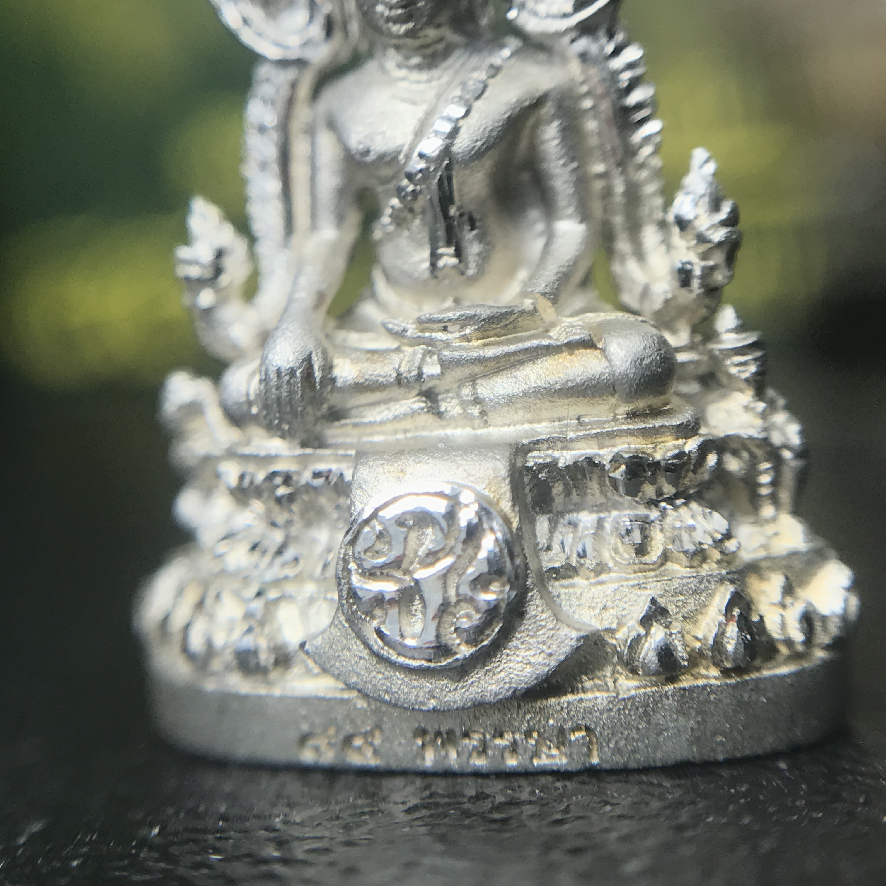 พระพุทธชินราช(จำลอง) ภปร. 84 พรรษา เนื้อเงินชุบทองคำขาว พิมพ์เล็กขนาดหน้าตัก 1/4 นิ้ว (สภาพสวยเดิม)(เลขสวย นัมเบอร์ 2666) )(พระราชทานมวลสาร จิตรลดาและเส้นพระเจ้า(เส้นผม))