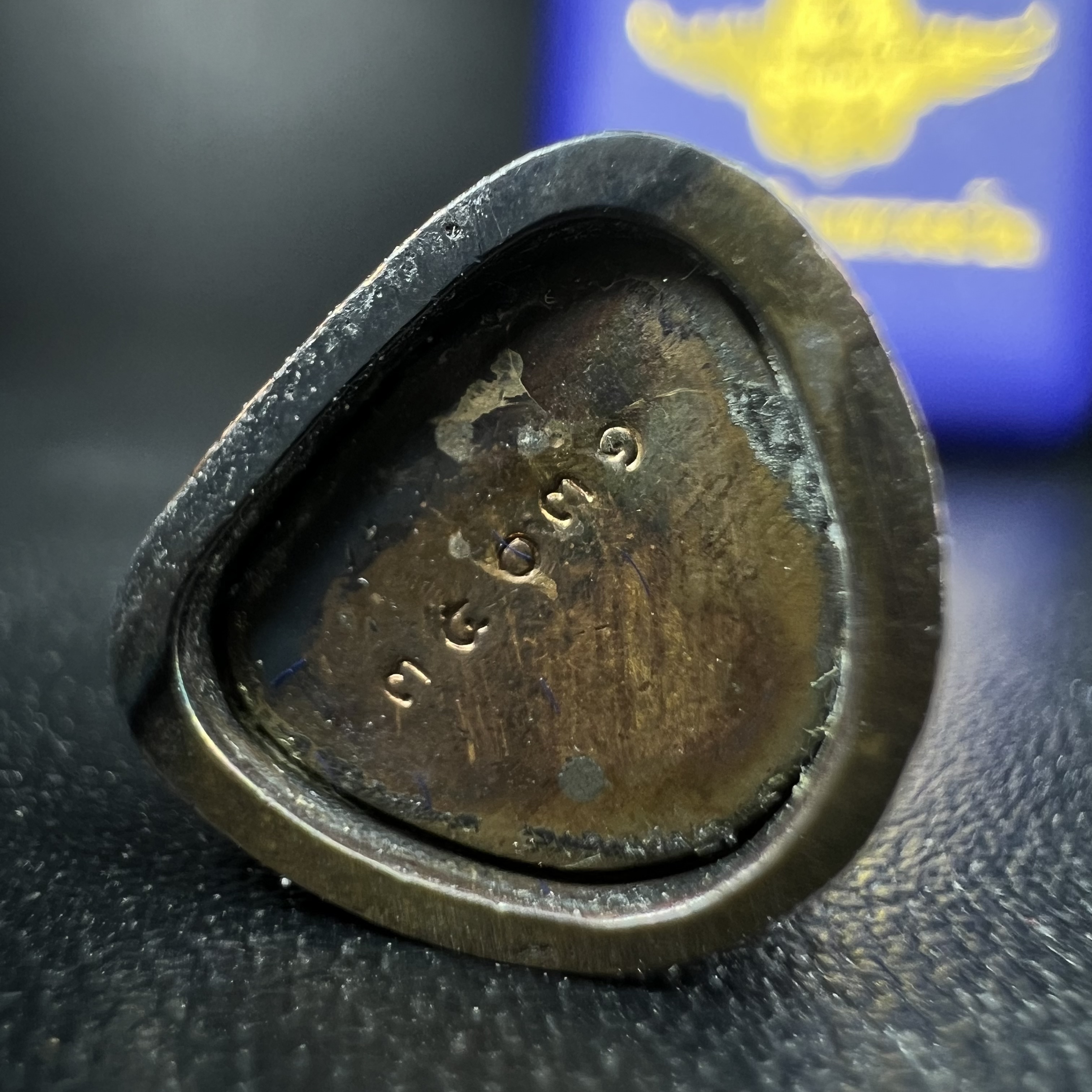 รูปเหมือนหล่อลอยองค์หลวงปู่ทวด รุ่น 111ปี กระทรวงกลาโหม เนื้อนวโลหะรมดำ-ปัดเงา ปี2540 พิธีใหญ่ เข้มขลัง นิยม พร้อมกล่องบรรจุเดิม(คัดสภาพสวยผิวเทพๆผิวรุ้งๆ)ทั้งพิธีทั้งพุทธศิลป์ทรงคุณค่าอีกหนึ่งรุ่นยอดนิยม