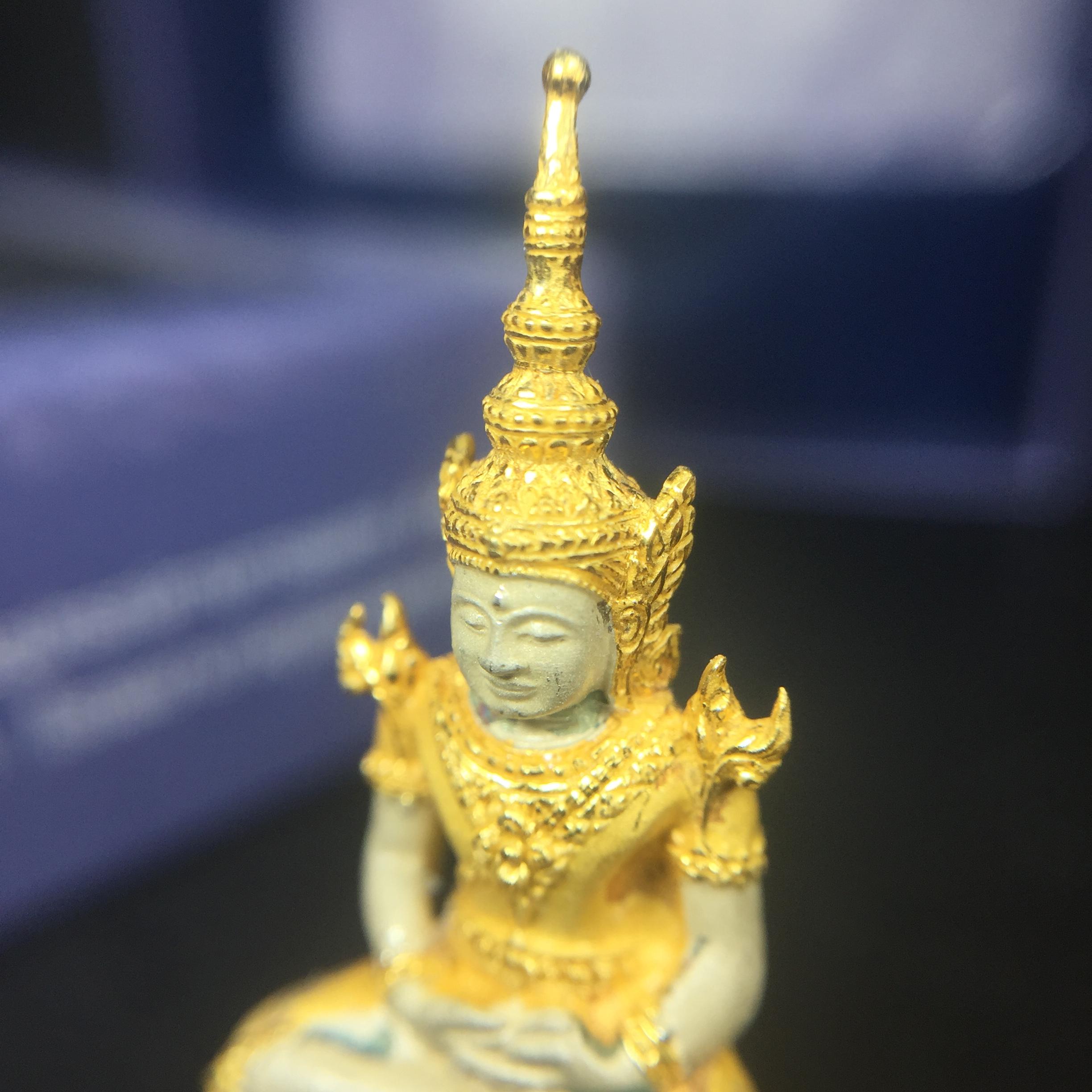 พระแก้วมรกต ภปร. ปี2547 จัดสร้างโดย รพ.ภูมิพลฯ เนื้อเงิน (3 กษัตริย์)ลอยองค์ หน้าตัก 1/2 นิ้ว(1ใน3000องค์)