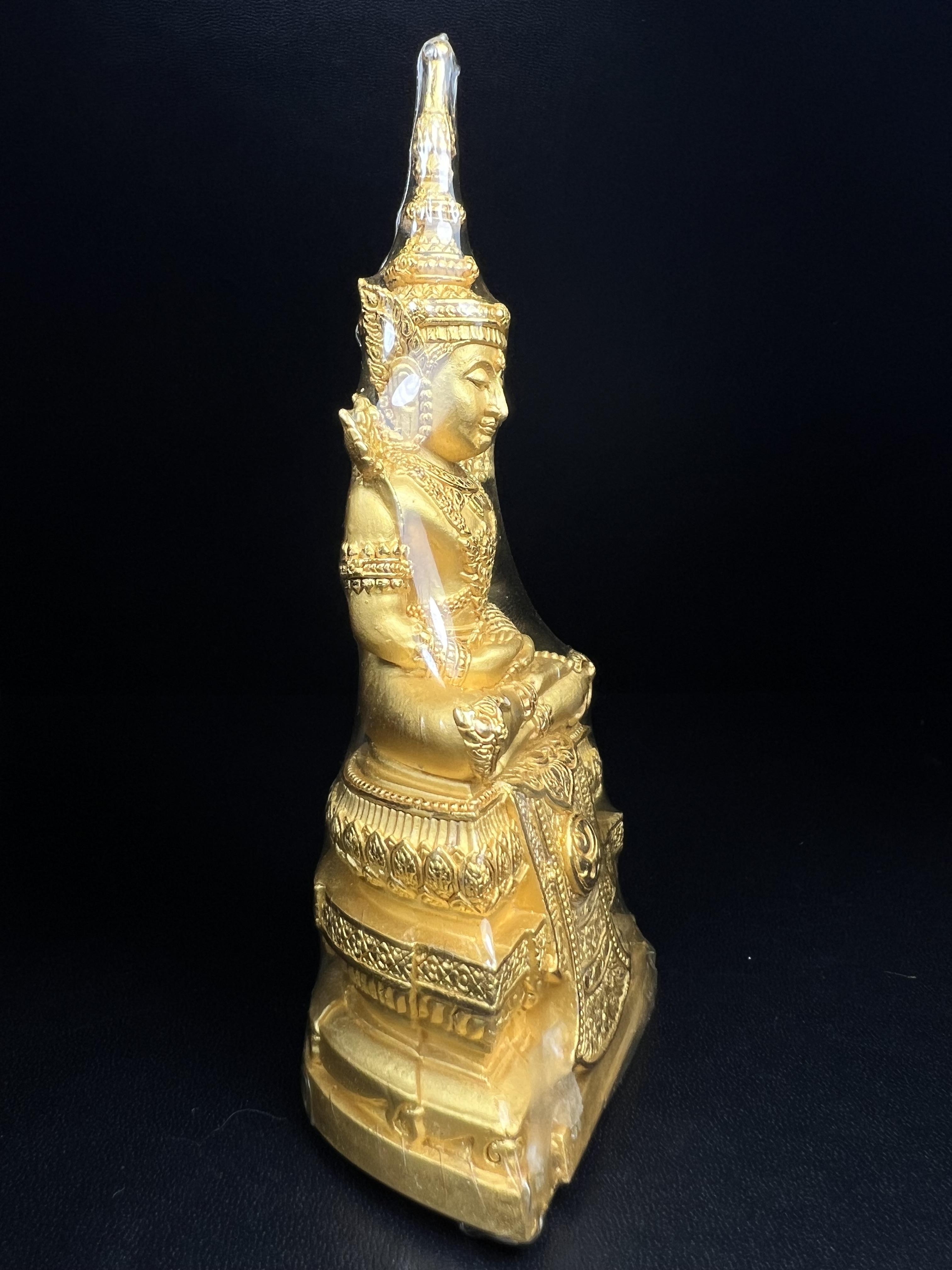 พระแก้วมรกต ภปร. ปี2547 จัดสร้างโดย โรงพยาบาลภูมิพลฯ กรมแพทย์ทหารอากาศ ขนาดบูชาหล่อลอยองค์หน้าตัก 2 นิ้ว เนื้อทองคำบริสุทธิ์ 99.99% องค์พระซีนเดิมสวยคงสภาพเดิม(สวยงามและหายากมาก)(1ใน 1000 องค์)