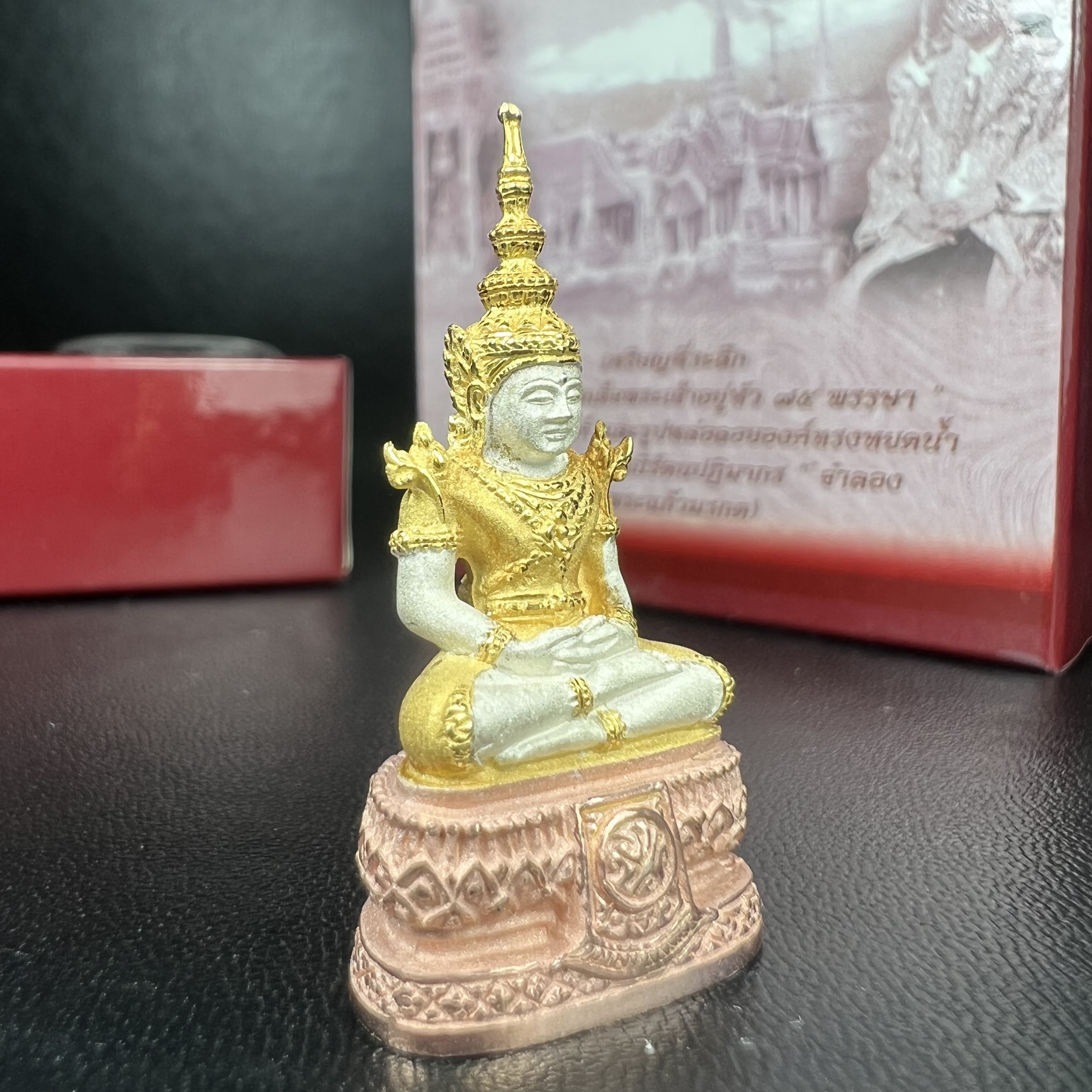 พระแก้วมรกต ภปร.(รุ่นแรก) ปี2545 รุ่นฉลองกรุงรัตนโกสินทร์ครบ 220 ปี พิมพ์ลอยองค์ใหญ่ เนื้อเงินบริสุทธิ์ 92.5% (สามกษัตริย์) ขนาด 19*35 มม. พร้อมกล่องบรรจุดิม สวยครบสมบูรณ์