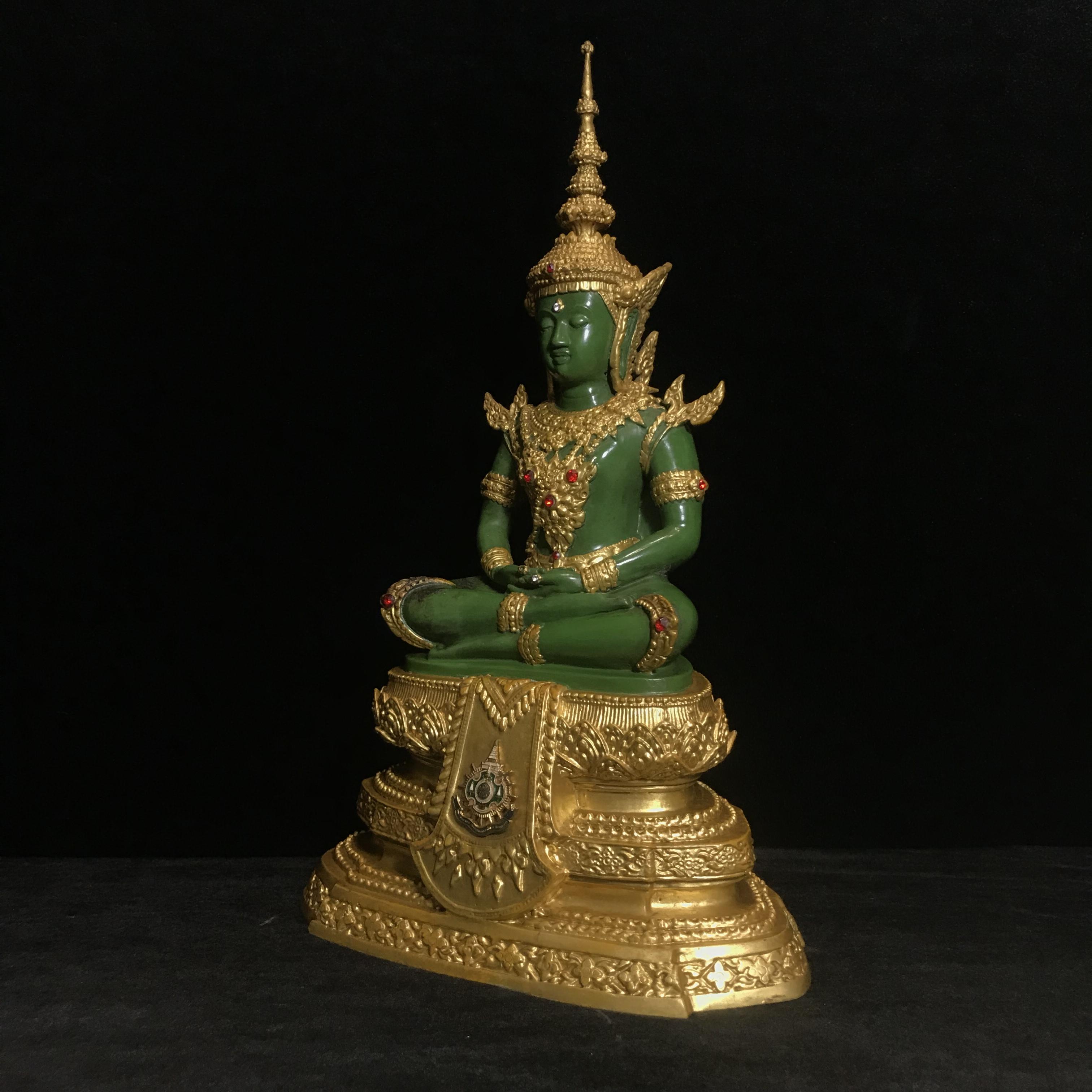 พระพุทธมหามณีรัตนปฏิมากร (จำลอง)พระแก้วมรกต วัดพุทธไทยถาวรวนาราม นครนิวยอร์ก ตรา ภปร. 6รอบ 72พรรษา ในหลวงรัชกาลที่9 ปี2542 ขนาดบูชาหน้าตัก 5นิ้ว หล่อเนื้อโลหะ(ในหลวงรัชกาลที่9 เสด็จเจิมพระสุหร่าย)(1ใน999องค์)