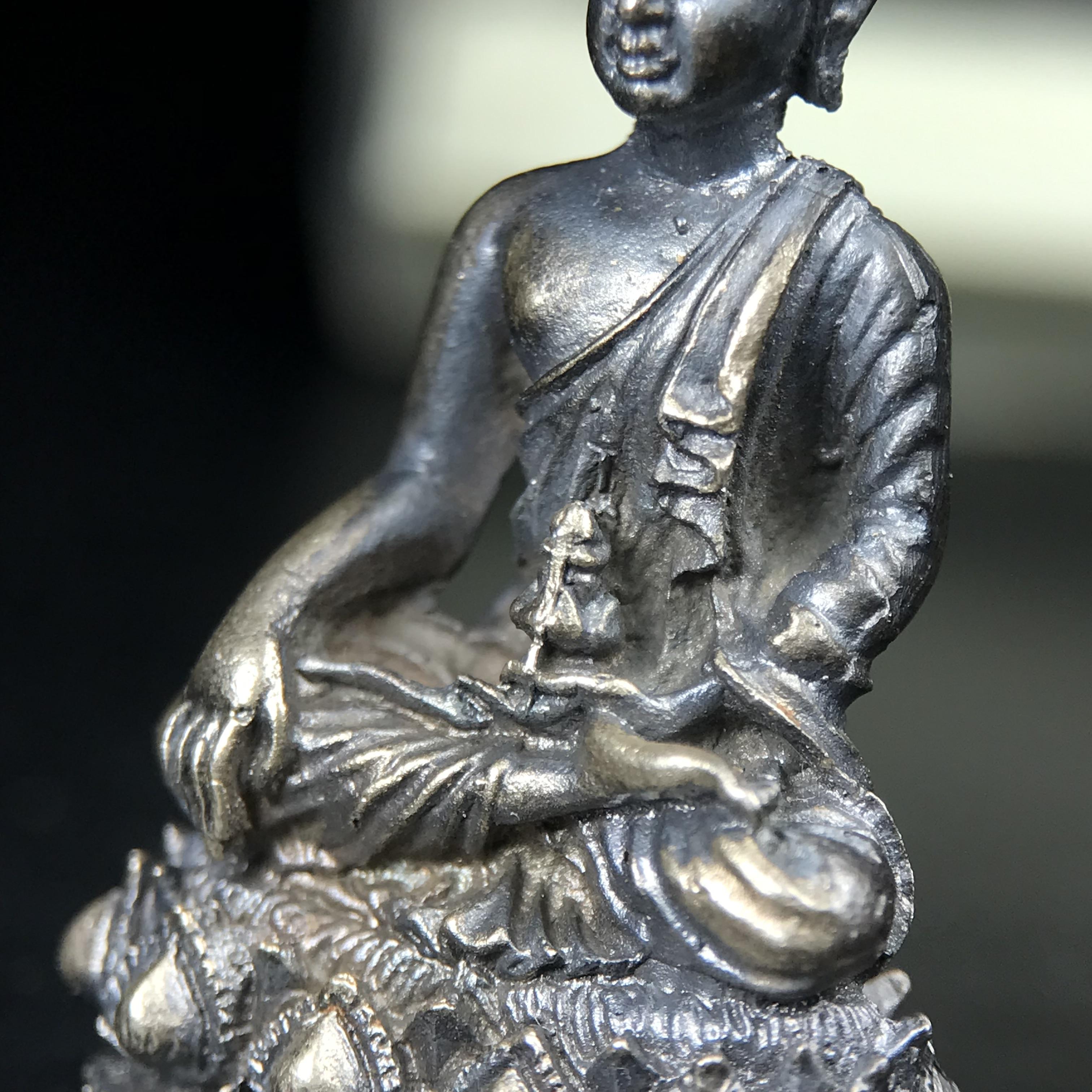 พระกริ่งพรหมรังสี อนุสรณ์ 190 ปี สมเด็จพระพุฒาจารย์ โต วัดอินทรวิหาร ปี2521 เนื้อเงิน(ผิวเดิมเข้มขลัง)พิธีมหาพุทธาภิเษกครั้งยิ่งใหญ่ พิธีสรรพสิทธิชัยไพรีพินาศมหามังคลาภิเษก หมายถึงฤกษ์การปลุกเสกที่เน้นด้านโชคลาภ มีชัยชนะต่อศัตรูการค้า การงาน(รุ่นนี้แนะนำ)