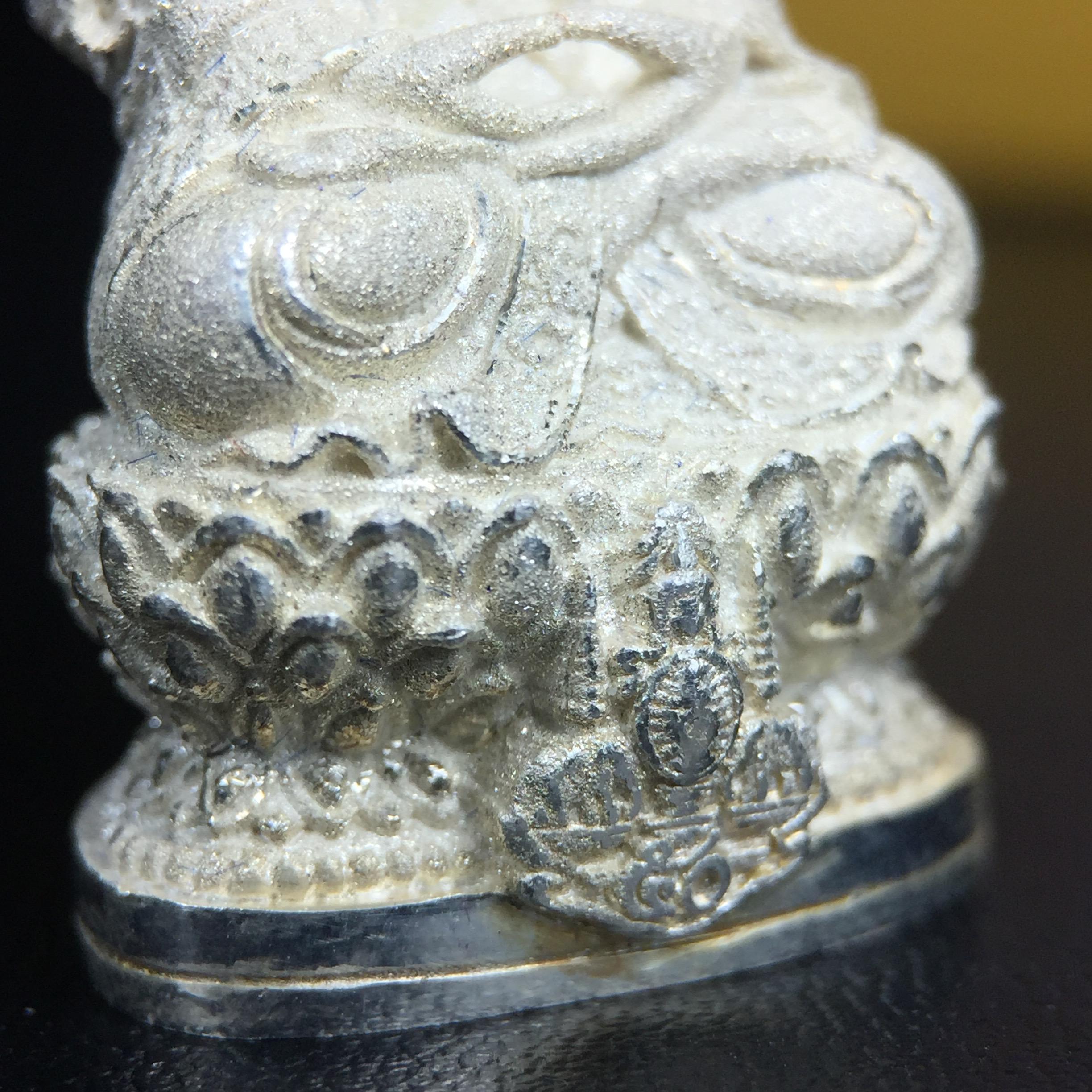 พระกริ่งจีน "ต้าเยิ่นถะ" รุ่น กาญจนาภิเษก ครองราชย์ 50 ปี วัดบวรนิเวศวิหาร ปี2538 เนื้อเงินพ่นทรายขัดเงาบางส่วน 99.99% สูง 3.8 ซม. (คัดสภาพสวยเดิม พิธีใหญ่ พุทธศิลป์งดงาม)1 ใน 6001 องค์