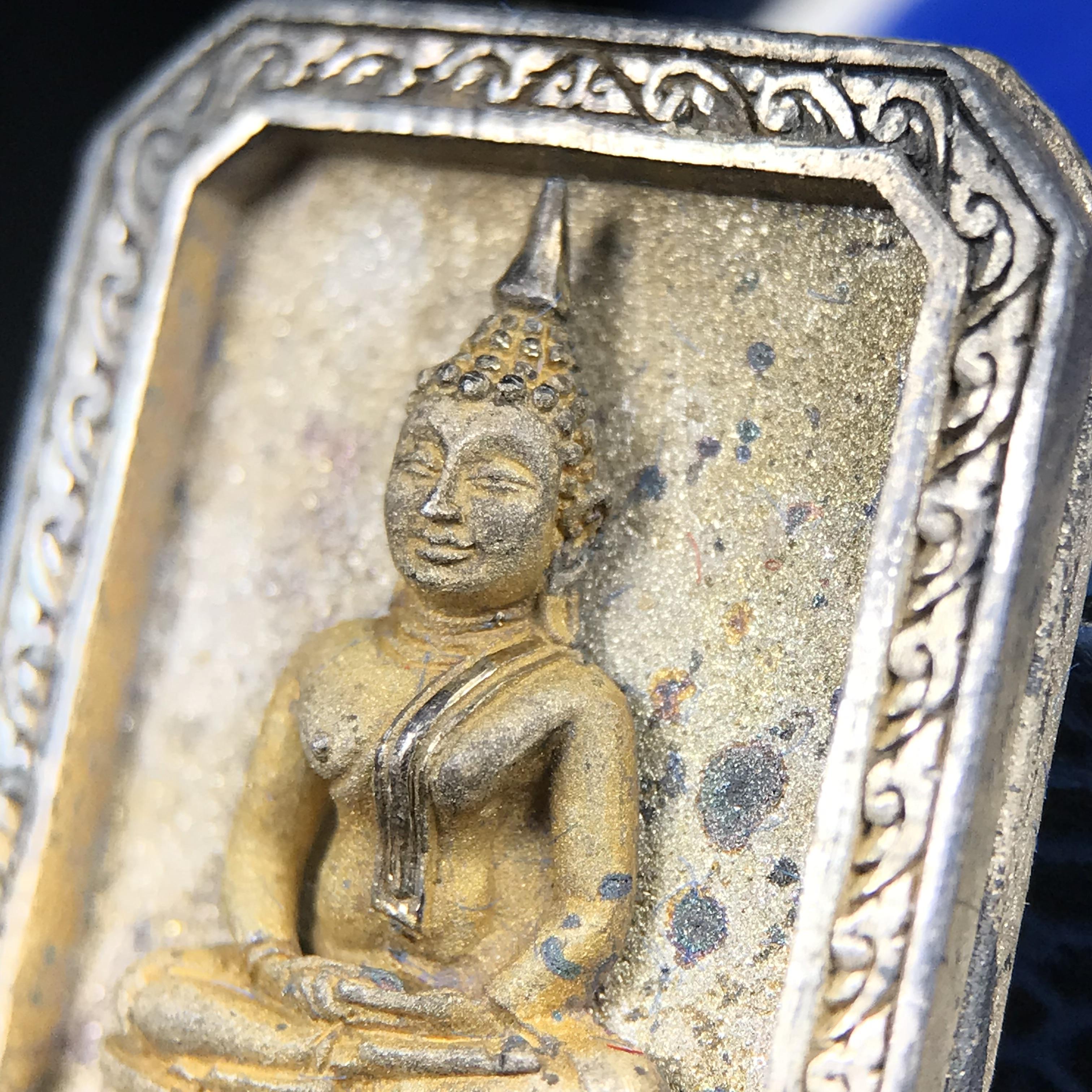 พระพุทธโสธร(หลวงพ่อโสธร) รุ่นสร้างอุโบสถ พิธีมหาพุทธาภิเษก ณ พระอุโบสถวัดโสธรวรารามวรวิหาร ปี 2539 เนื้อเงินทรายนวลขัดเงาบางส่วน พิมพ์แปดเหลี่ยม(หายากสร้างน้อย)กล่องบรรจุเดิมครบสมบูรณ์สวยงดงาม(เนื้อเงินผิวเดิมรุ้งสวยสวย องค์หมายเลขสวย ๗๔๔๕)