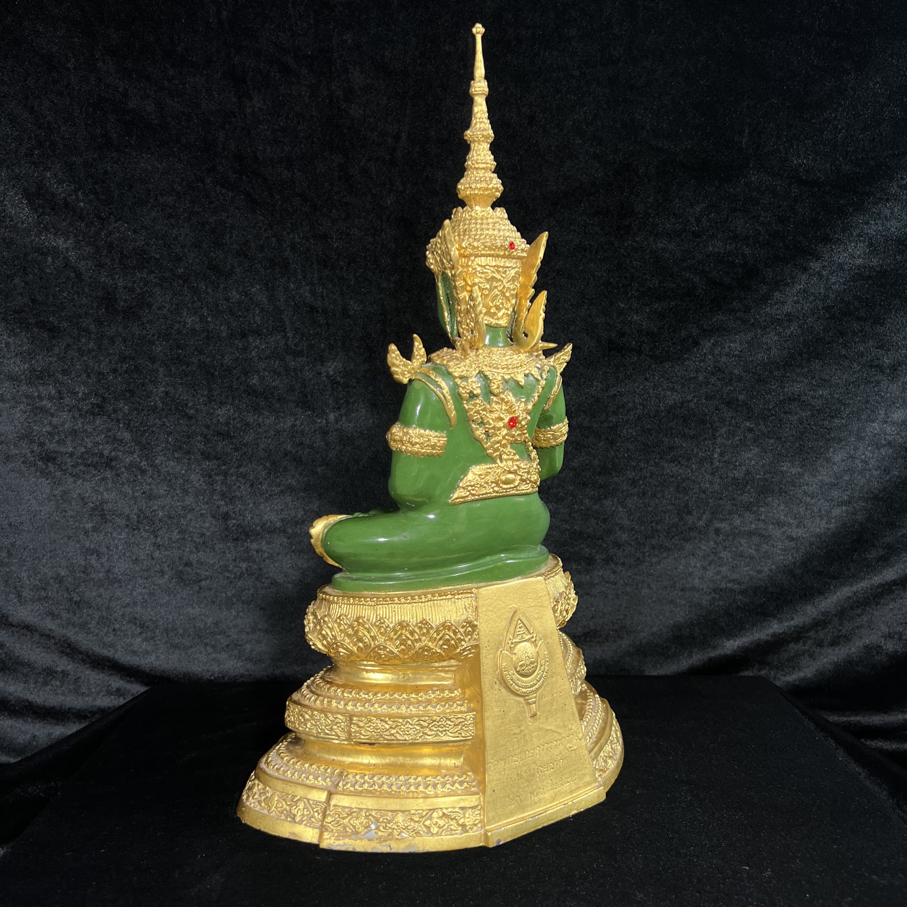 พระพุทธมหามณีรัตนปฏิมากร (จำลอง)พระแก้วมรกต วัดพุทธไทยถาวรวนาราม นครนิวยอร์ก ตรา ภปร. 6รอบ 72พรรษา ในหลวงรัชกาลที่9 ปี2542 ขนาดบูชาหน้าตัก 5นิ้ว หล่อเนื้อโลหะ(ในหลวงรัชกาลที่9 เสด็จเจิมพระสุหร่าย)(1ใน999องค์)