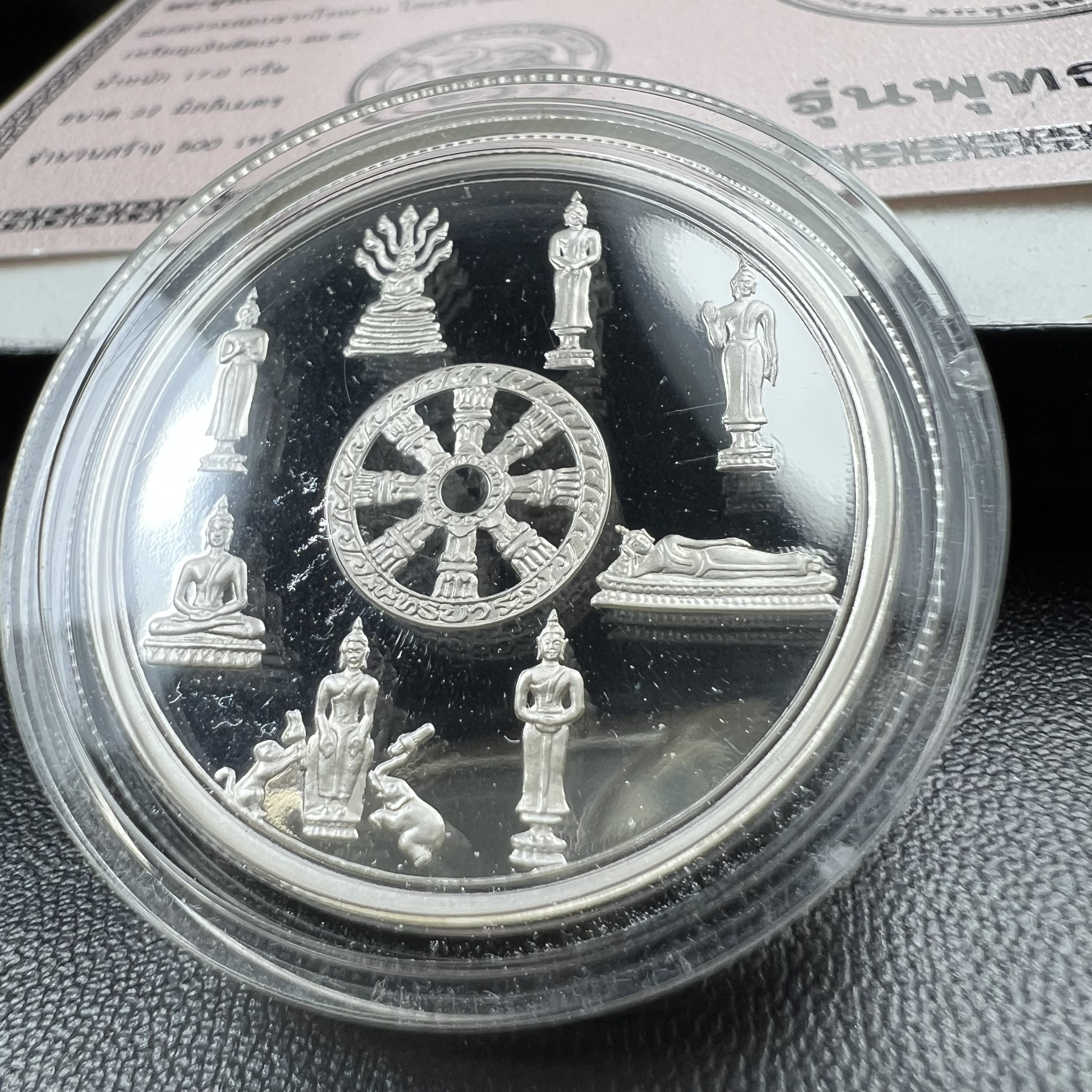 เหรียญพระแก้วมรกต พระพุทธชินราช พระพุทธโสธร รุ่นพุทธบารมี ปี 2540 เนื้อเงินขัดเงา 99.9% พร้อมกล่องและใบรับรองเดิม พิธีพุทธาภิเษก 2 พิธี มหามงคล (พระพุทธคู่บ้านคู่เมือง รูปแบบเหรียญสวยงดงามมาก พิธีใหญ่ เป็นที่นิยม)สร้างน้อยหายาก 1 ใน 500 เหรียญ