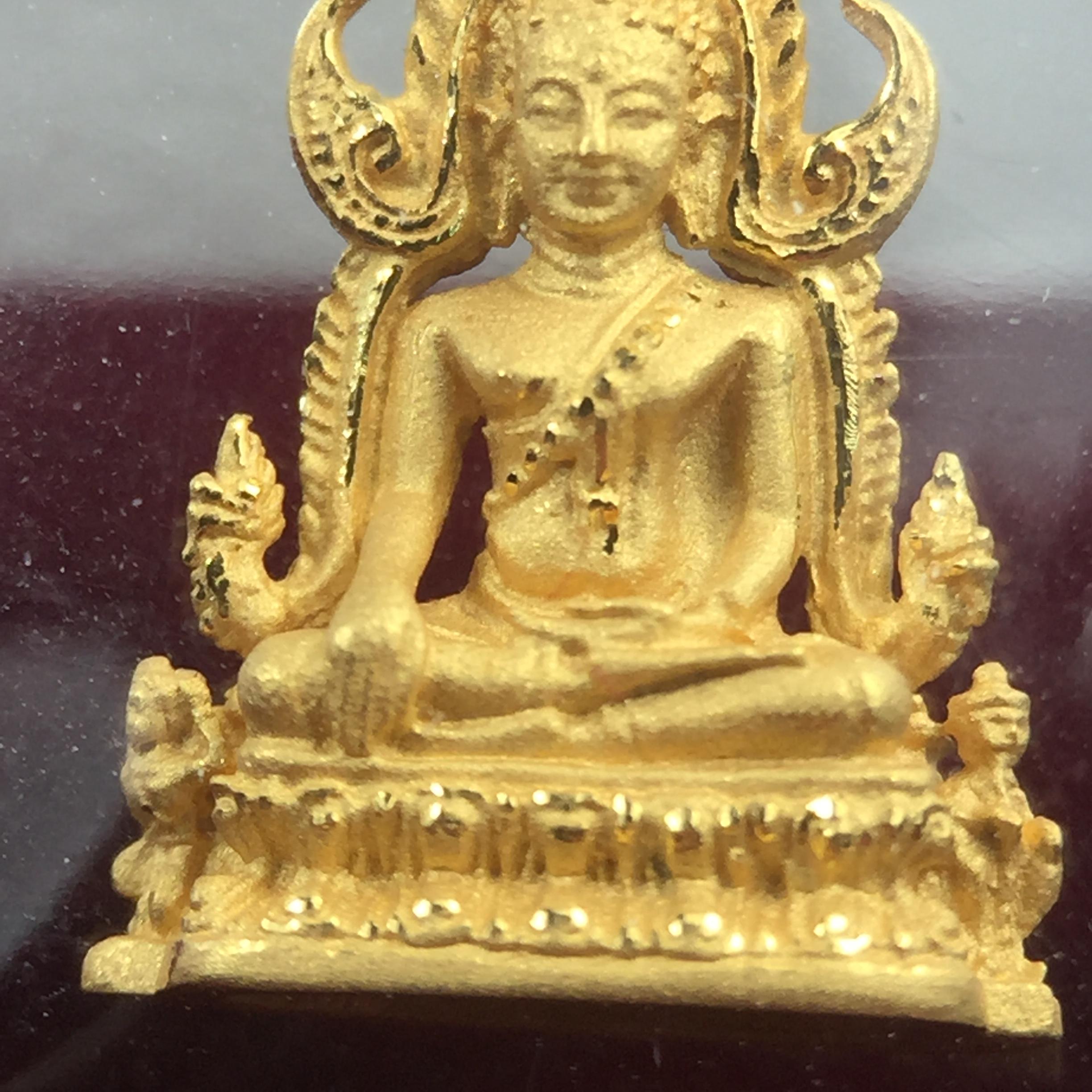 พระพุทธชินราช รุ่น ประวัติศาสตร์ มูลนิธิเพื่อตำรวจไทยจัดสร้าง ปี 2562 เนื้อทองคำขัดเงา พิมพ์ลอยองค์จิ๋ว(ขนาดสูง 1.5 ซม.) (สภาพ สวย ซีนซองเดิม กล่องบรรจุเดิมครบสมบูรณ์)