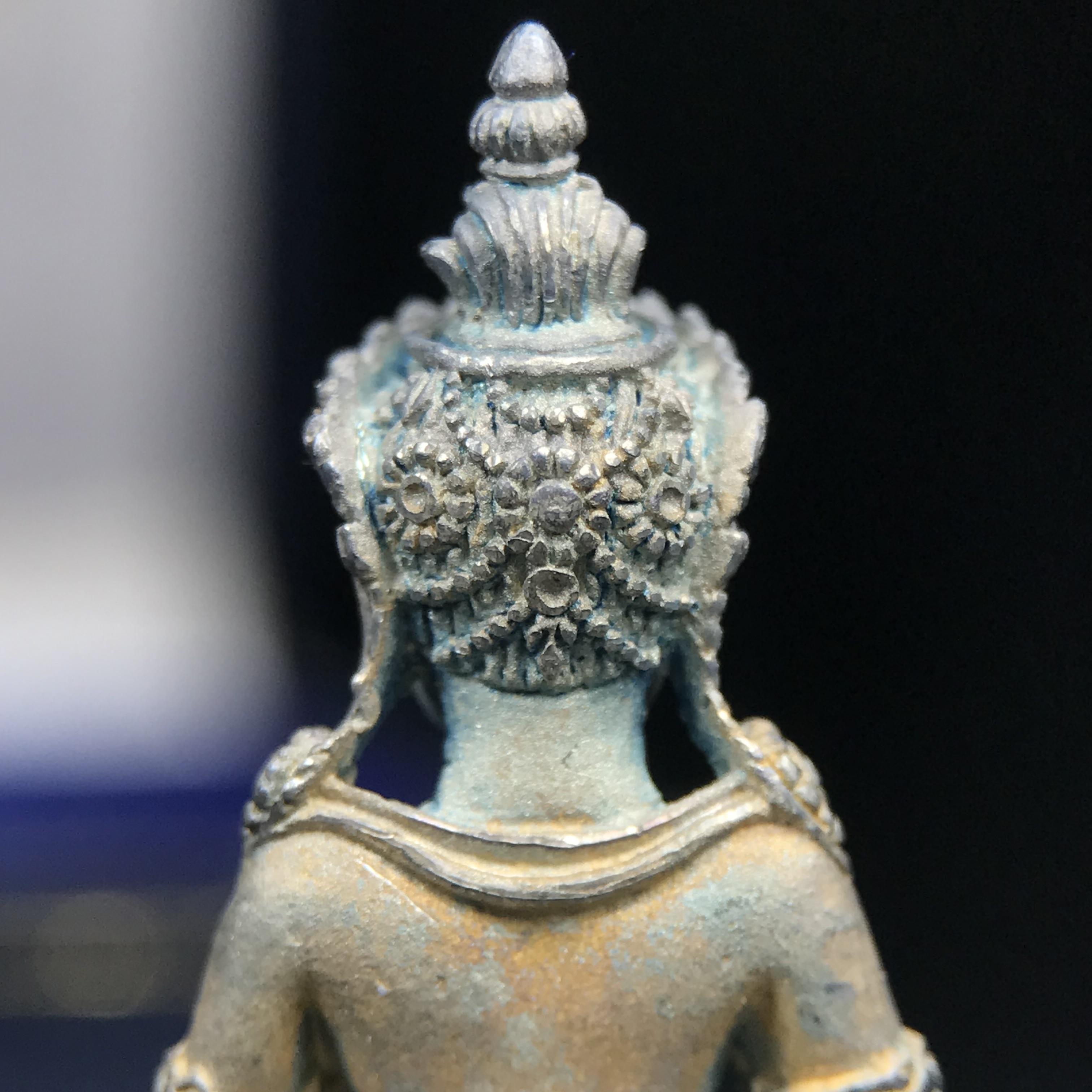 พระกริ่งอวโลกิเตศวร ( เจ้าแม่กวนอิม ) วัดโพธิ์แมนคุณาราม รุ่นอุดมโภคทรัพย์ ปี 2539 เนื้อเงินพ่นทราย(ผิวเดิม ขึ้นสีรุ้งธรรมชาติ แบบนิยม เสน่ห์ของพระเนื้อเงิน)(พร้อมกล่องบรรจุเดิม)(อีกหนึ่งรุ่นยอดนิยม พุทธศิลป์สวยงดงาม)หายาก 1 ใน 5000 องค์*องค์หมายเลข ๒๑๖๒*