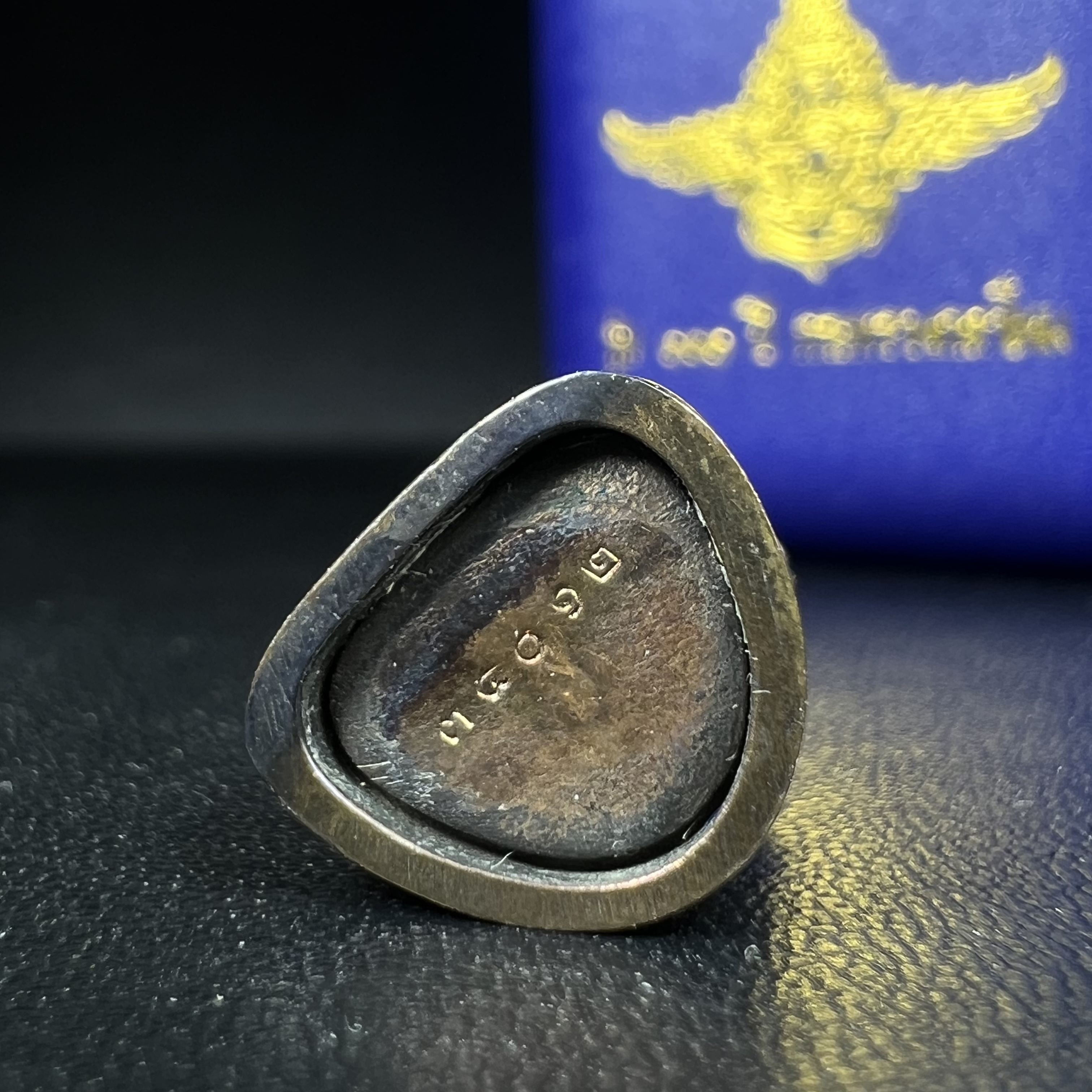 รูปเหมือนหล่อลอยองค์หลวงปู่ทวด รุ่น 111ปี กระทรวงกลาโหม เนื้อนวโลหะรมดำ-ปัดเงา ปี2540 พิธีใหญ่ เข้มขลัง นิยม พร้อมกล่องบรรจุเดิม(คัดสภาพสวยผิวเทพๆผิวรุ้งๆ)ทั้งพิธีทั้งพุทธศิลป์ทรงคุณค่าอีกหนึ่งรุ่นยอดนิยม