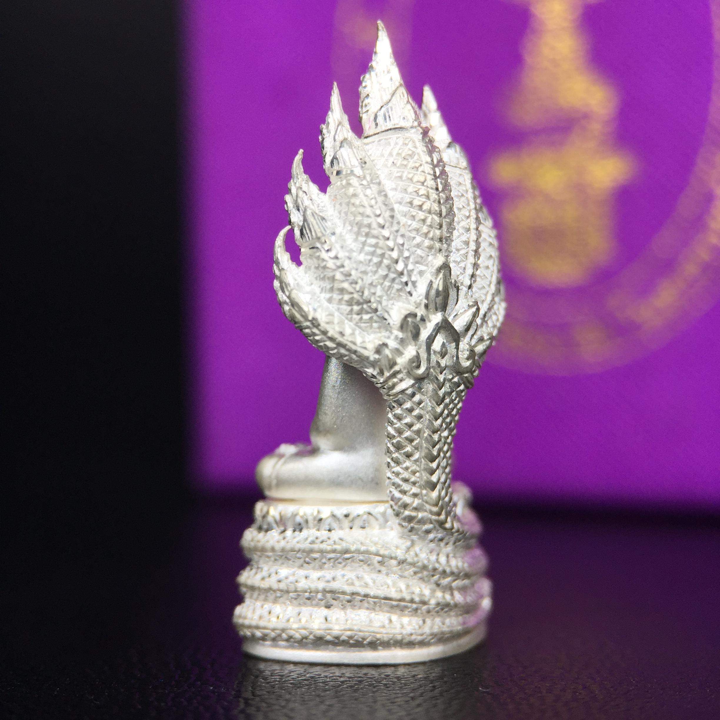 พระนาคปรก สธ. รุ่นสร้างพระอุโบสถเฉลิมพระเกียรติ 4 รอบ 84 พรรษา สมเด็จพระเทพรัตนราชสุดาฯ วัดบวรนิเวศวิหาร ปี 2543 พิมพ์เล็ก เนื้อเงินบริสุทธิ์ แบบพ่นทรายขัดเงาบางส่วน(สภาพ สวย กล่องบรรจุเดิมครบ)พิธีใหญ่ พุทธศิลป์งดงาม หายาก (1 ใน 2999 องค์)