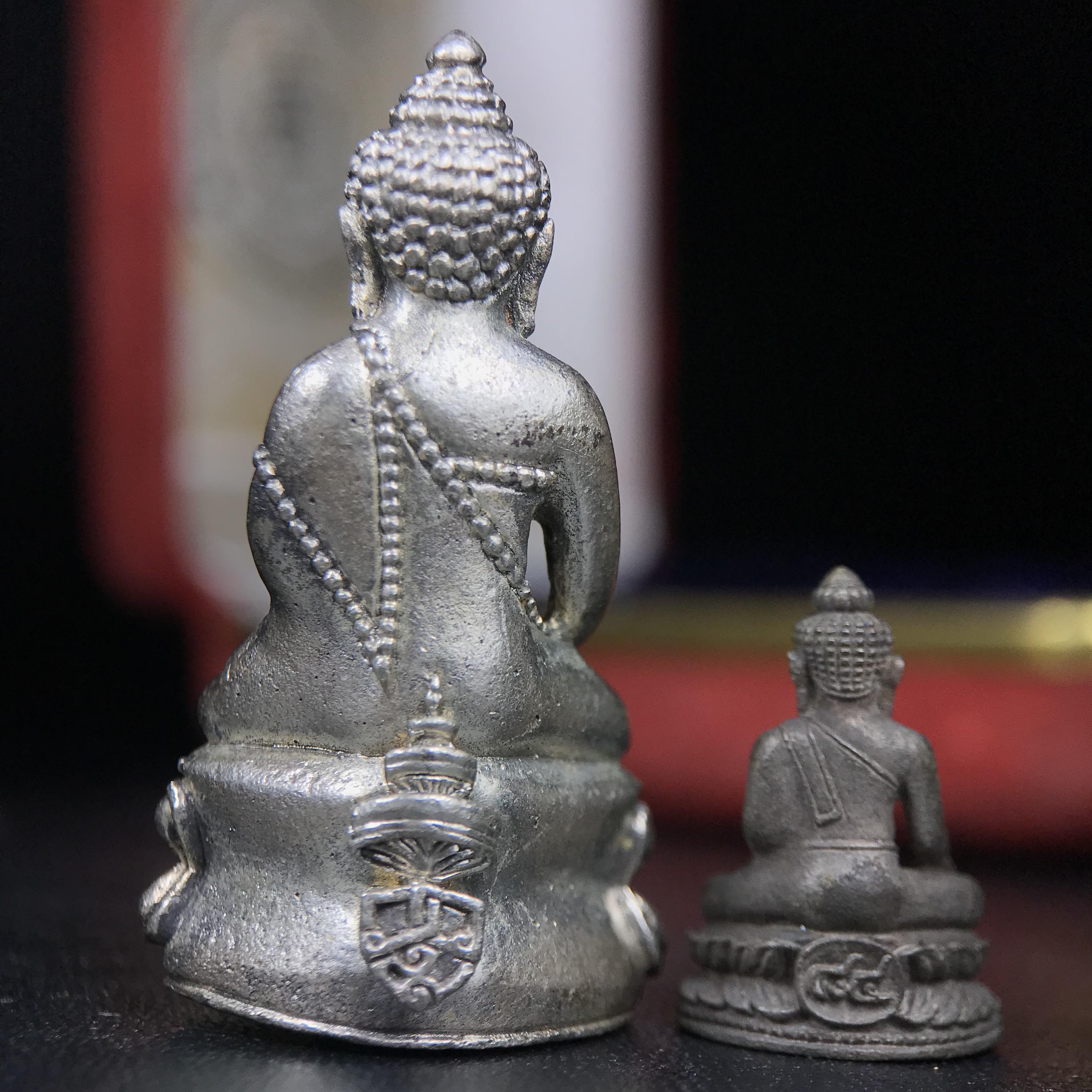 พระกริ่งฉลองพระชนมายุครบ 7 รอบ 84 พรรษา สมเด็จพระสังฆราช(วาสน์) วัดราชบพิธ พ.ศ.2525 เนื้อเงิน ผิวเดิมขึ้นน้ำทองสภาพสวยมาก ในกล่องชุดพิเศษกรรมการ พร้อมพระชัยวัฒน์ เนื้อนวโลหะ ครบชุดสมบูรณ์(งานแกะแม่พิมพ์โดย นายช่างเกษม มงคลเจริญ)(หายาก)