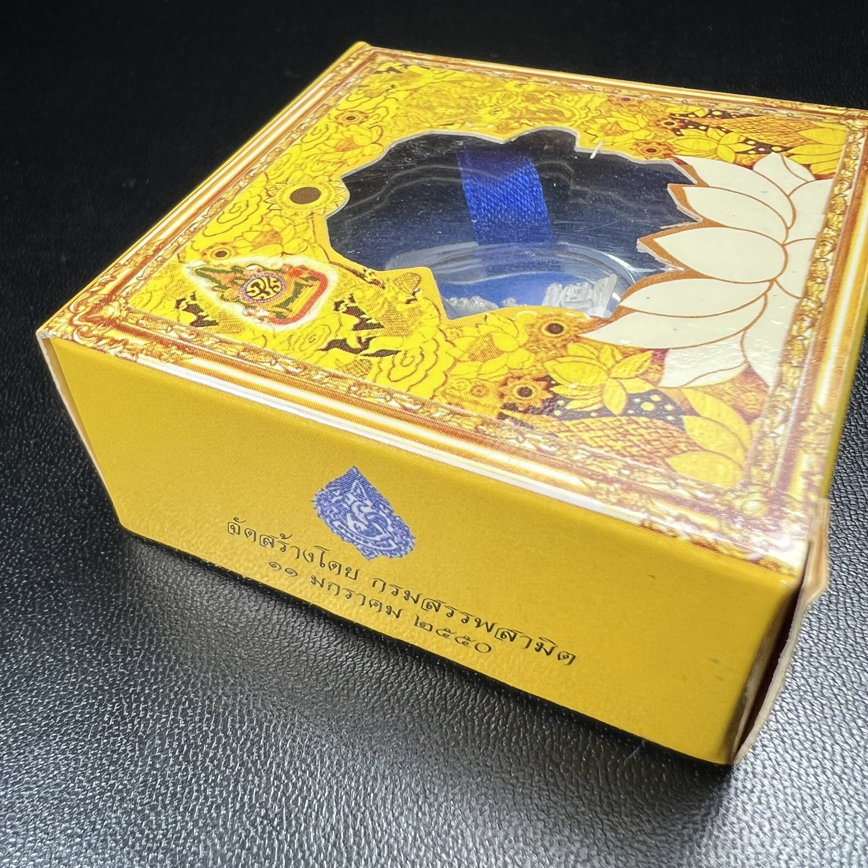 พระแก้วมรกต(จำลอง)ลอยองค์ ขนาดหน้าตัก 1/4 นิ้ว ทรงเครื่องฤดูร้อน เนื้อเงิน ตราสัญลักษณ์ฉลองสิริราชสมบัติครบ 60 ปี พ.ศ.2549(สภาพสวย ครบ สมบูรณ์)