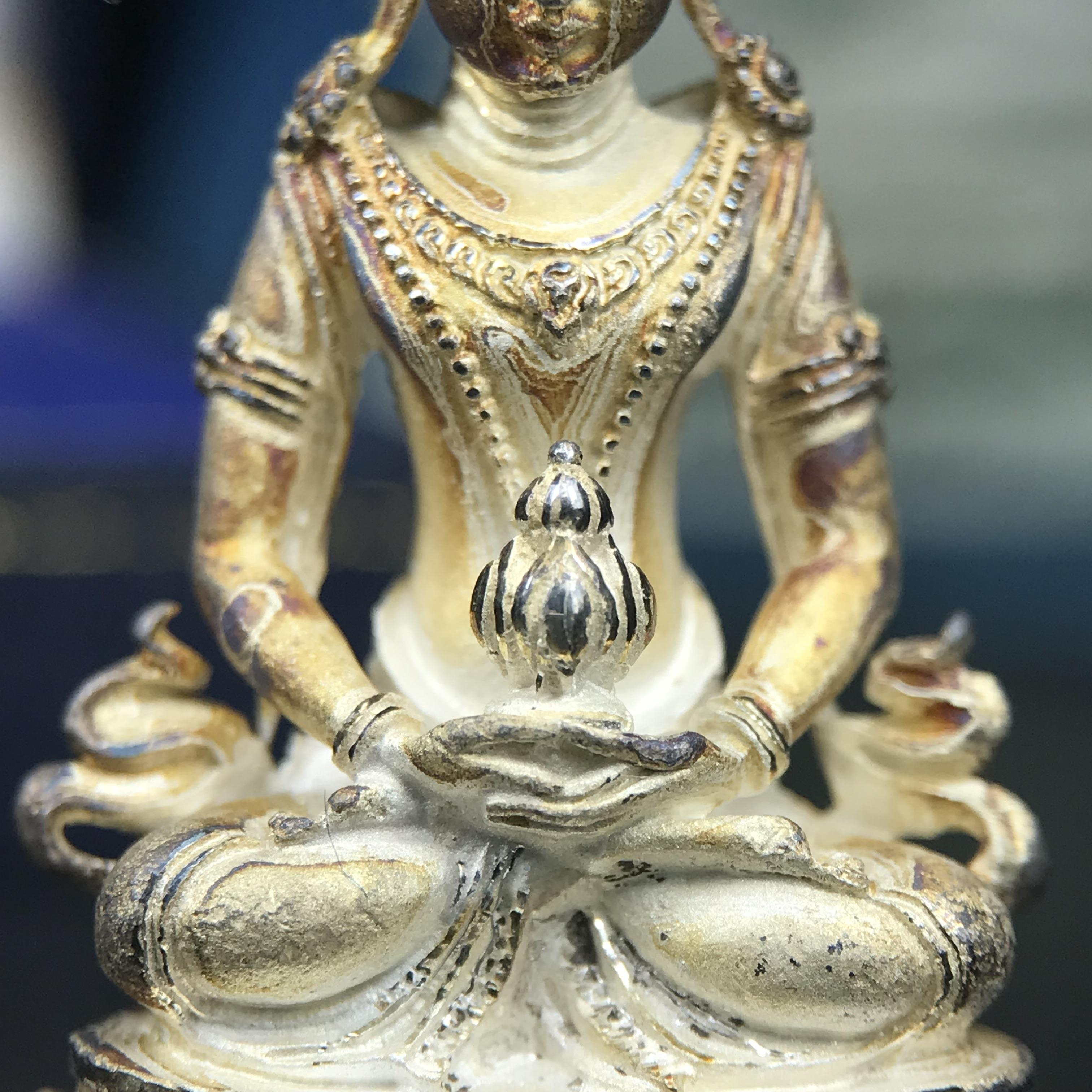 พระกริ่งอวโลกิเตศวร ( เจ้าแม่กวนอิม ) วัดโพธิ์แมนคุณาราม รุ่นอุดมโภคทรัพย์ พ.ศ.2539 เนื้อเงินพ่นทราย(ผิวเดิม ขึ้นสีรุ้งธรรมชาติ แบบนิยม เสน่ห์ของพระเนื้อเงิน) (พร้อมกล่องบรรจุการ์ดใบรับรองเดิมครบ)(อีกหนึ่งรุ่นยอดนิยม พุทธศิลป์สวยงดงาม)หายาก 1 ใน 5000 องค์