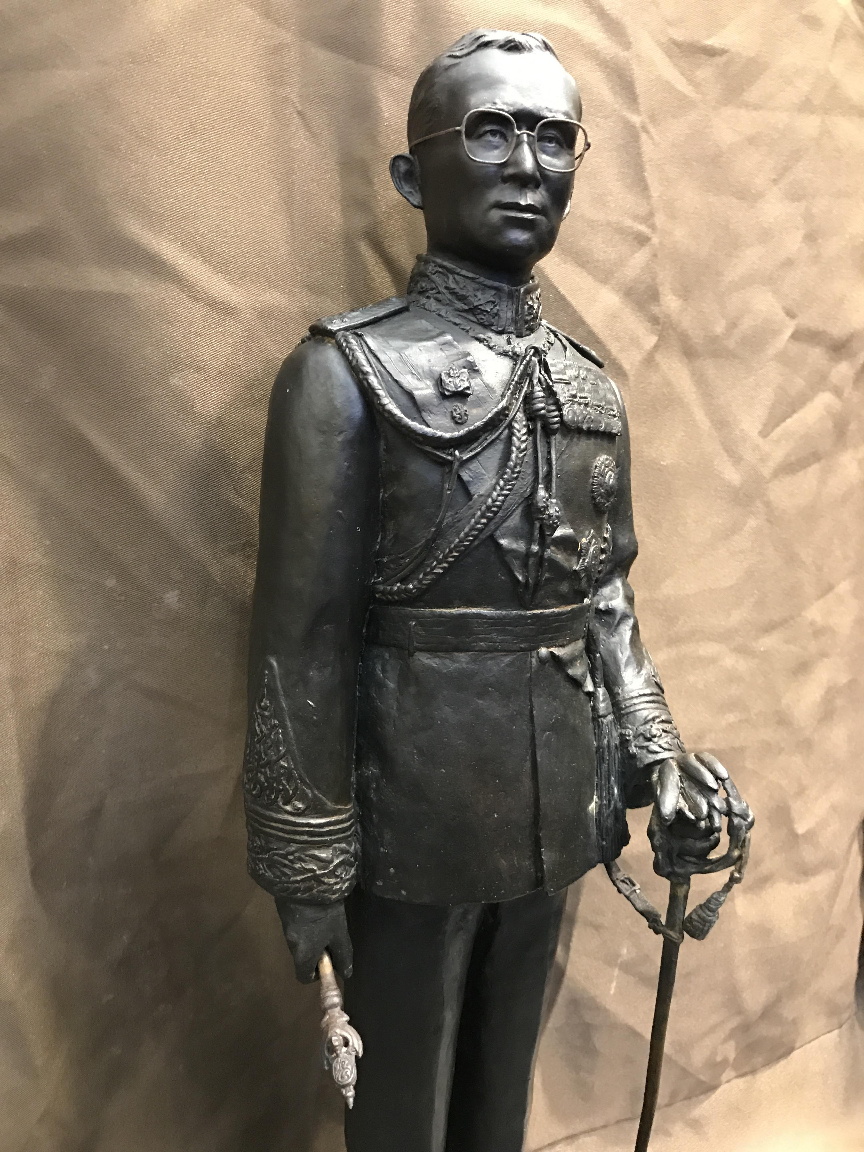 พระบรมรูปพระบาทสมเด็จพระเจ้าอยู่หัวรัชกาลที่9 เนื่องในวโรกาสที่ท่านเสด็จเถลิงถวัลย์ราชนสมบัติเป็นปีที่ 50 พุทธศักราช 2539 ( ปีกาญจนาภิเษก ) เนื้อสำริดนอก องค์ยืนบนฐานหินอ่อนพร้อมตราฉลองครองราชย์ ครบ50 ปี