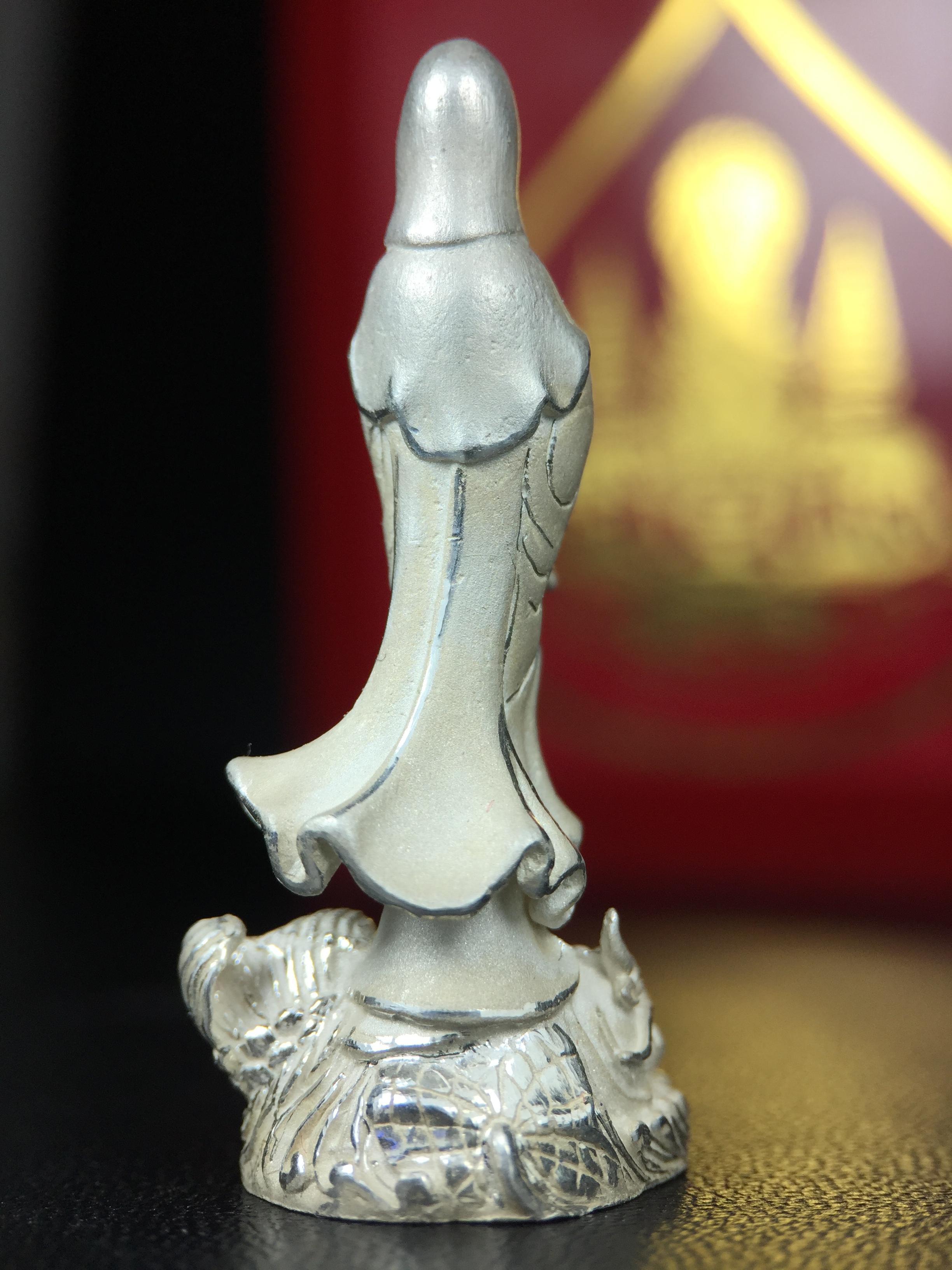 รูปหล่อลอยองค์ พระมหาโพธิสัตว์กวนอิม ทรงประทับมังกร เนื้อเงินพ่นทรายขัดเงาบางส่วน โครงการสร้าง พระศรีอริยะเมตตรัยมหาโพธิสัตว์ น้อมถวายพระบาทสมเด็จพระเจ้าอยู่หัว ทรงครองศิริราชสมบัติครบ 50 ปี มหาพุทธาภิเษก วันที่ 6 เมษายน 2540 วัดโพธิ์แมนคุณาราม กรุงเทพฯ