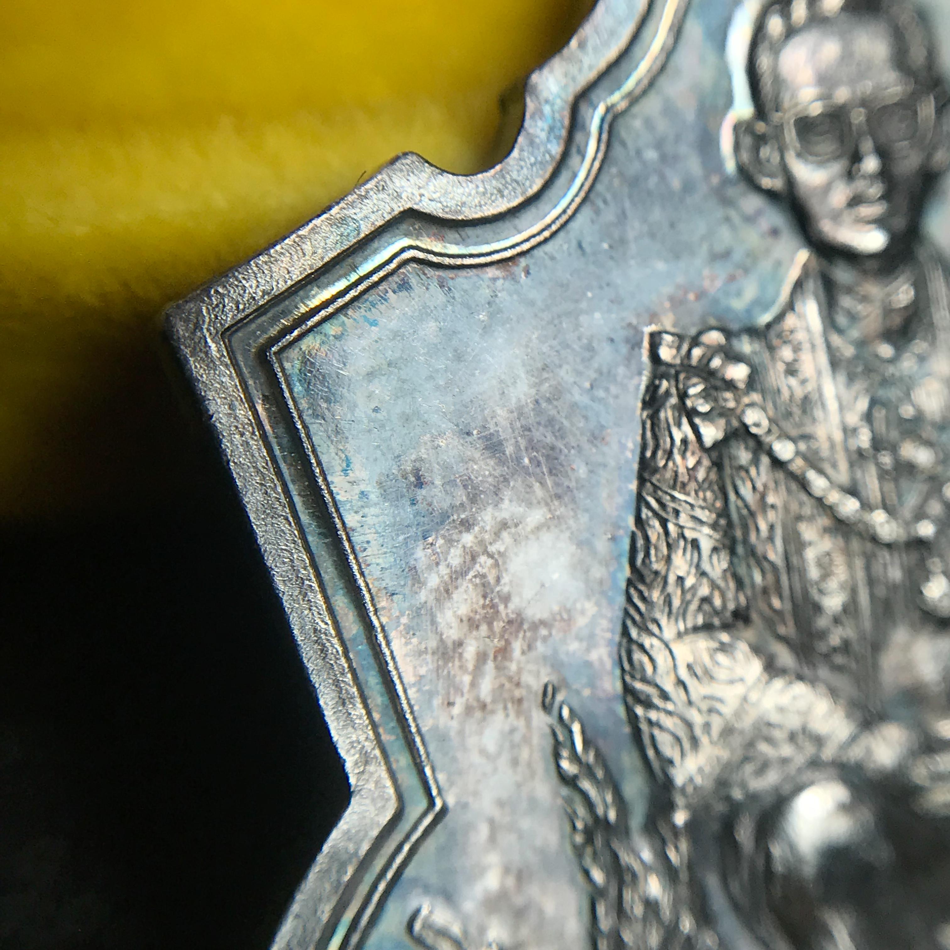 เหรียญพระบาทสมเด็จพระเจ้าอยู่หัว รัชกาลที่9ประทับนั่งบัลลังก์ กระทรวงมหาดไทยจัดสร้าง ปี2539 เนื้อเงินกล่องบรรจุเดิมสภาพสวย เนื้อเงินผิวเดิมขึ้นสีรุ้งธรรมชาติ แบบนิยม หายาก