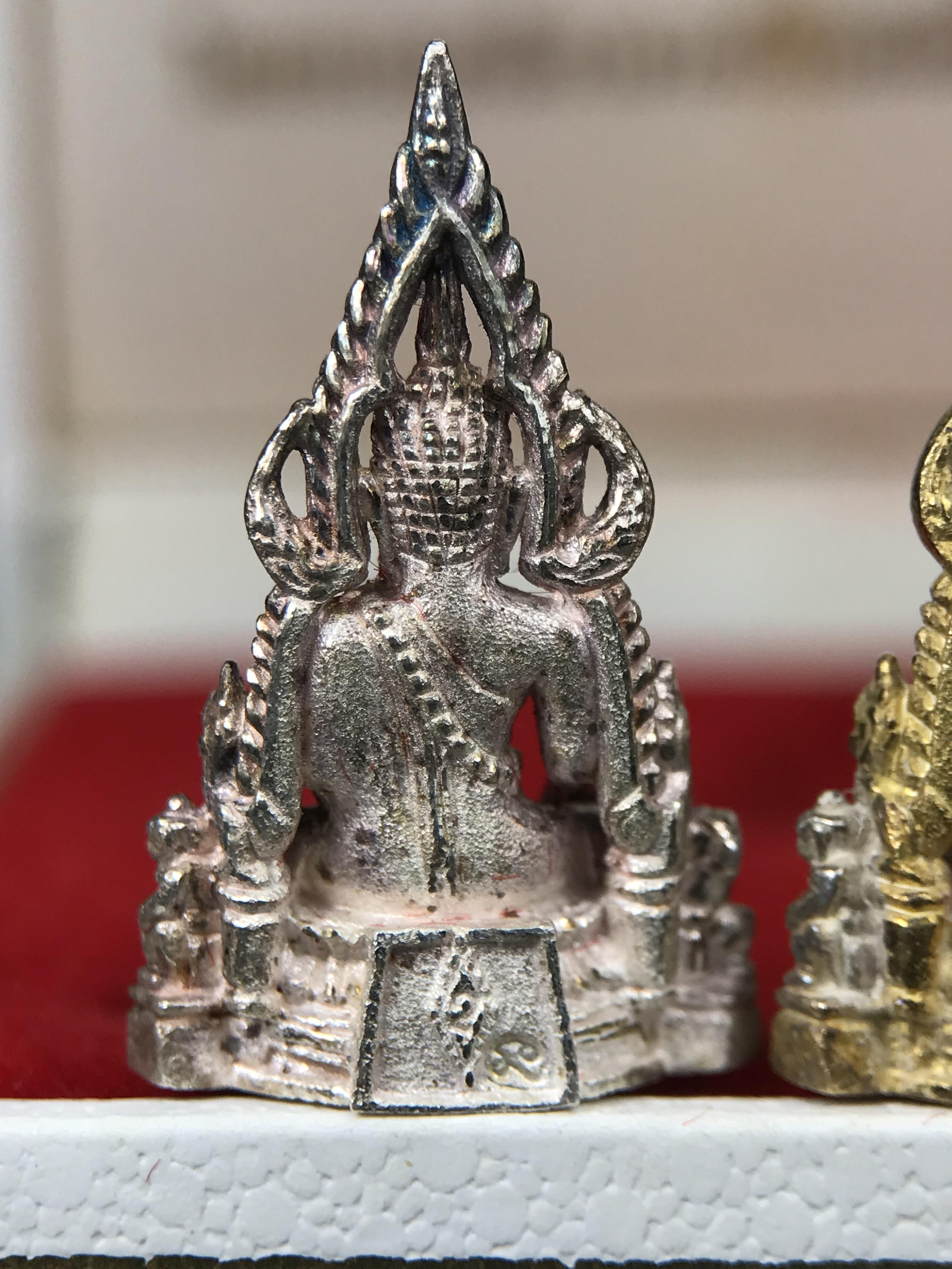 พระพุทธชินราช รุ่นมหาสิทธิโชค ปี2540 พิมพ์เล็กชุด3องค์ ขนาด 15 x 23 มม.(1.เงินสามกษัตริย์2.เงิน3.นวะ) พระดีพิธีใหญ่ พิธีพุทธาภิเษก ณ สถานที่ศักดิ์สิทธิ์เมืองพิษณุโลก ๔ ครั้ง โดยพระเกจิอาจารย์ชื่อดังทั่วประเทศ ๙๙ รูป โดยมีสมเด็จพระญาณสังวร เป็นประธานในพิธี