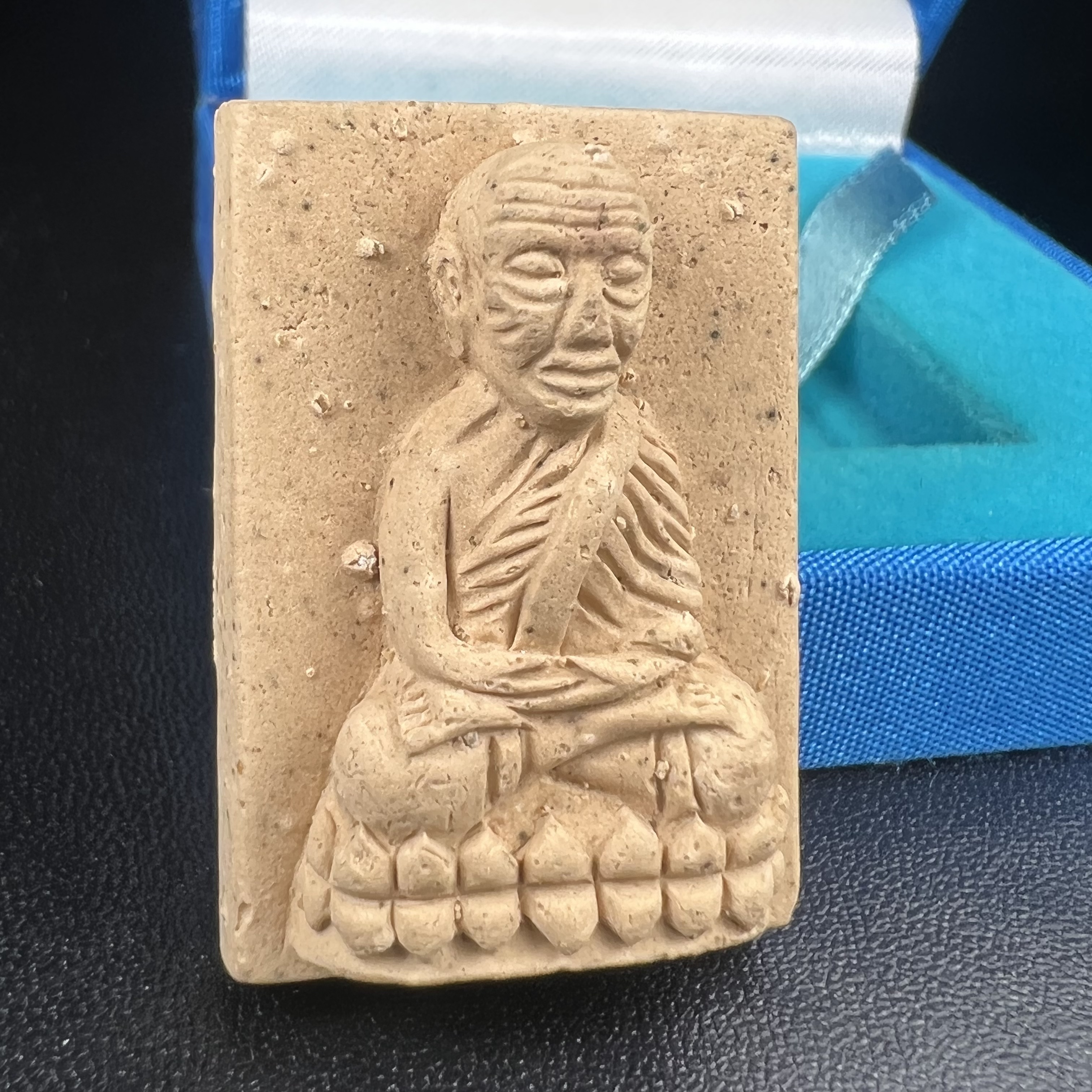 พระหลวงพ่อทวด สก. วัดห้วยมงคล ประเภทเนื้อบางขุนพรมพิเศษ เนื้อสมเด็จบางขุนพรมพิมพ์สี่เหลี่ยมกรรมการใหญ่ หลังพระนามาภิไธย สก. เงิน ปี 2544(รุ่นแรก) กรรมการ นะ ม่วง(มีหมายเลข)(1 ใน 2546 องค์) (คุ้มครองปลอดภัย แคล้วคลาด พิธีใหญ่ มวสสารดี)