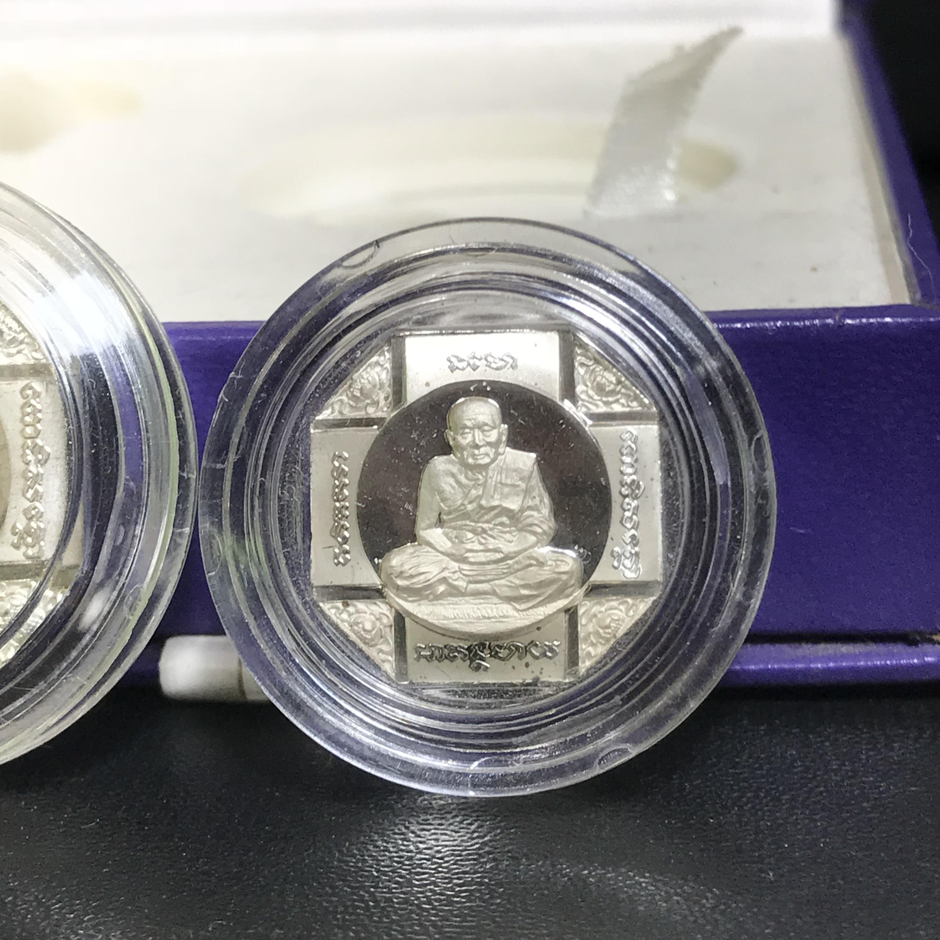 เหรียญหลวงพ่อทวด รุ่นสมเด็จเจ้าฟ้ามหาจักรี 48พรรษา โดยสภากาชาดไทย ปี2546 ชุดเหรียญเนื้อเงิน4ขนาด ครบชุดหายาก