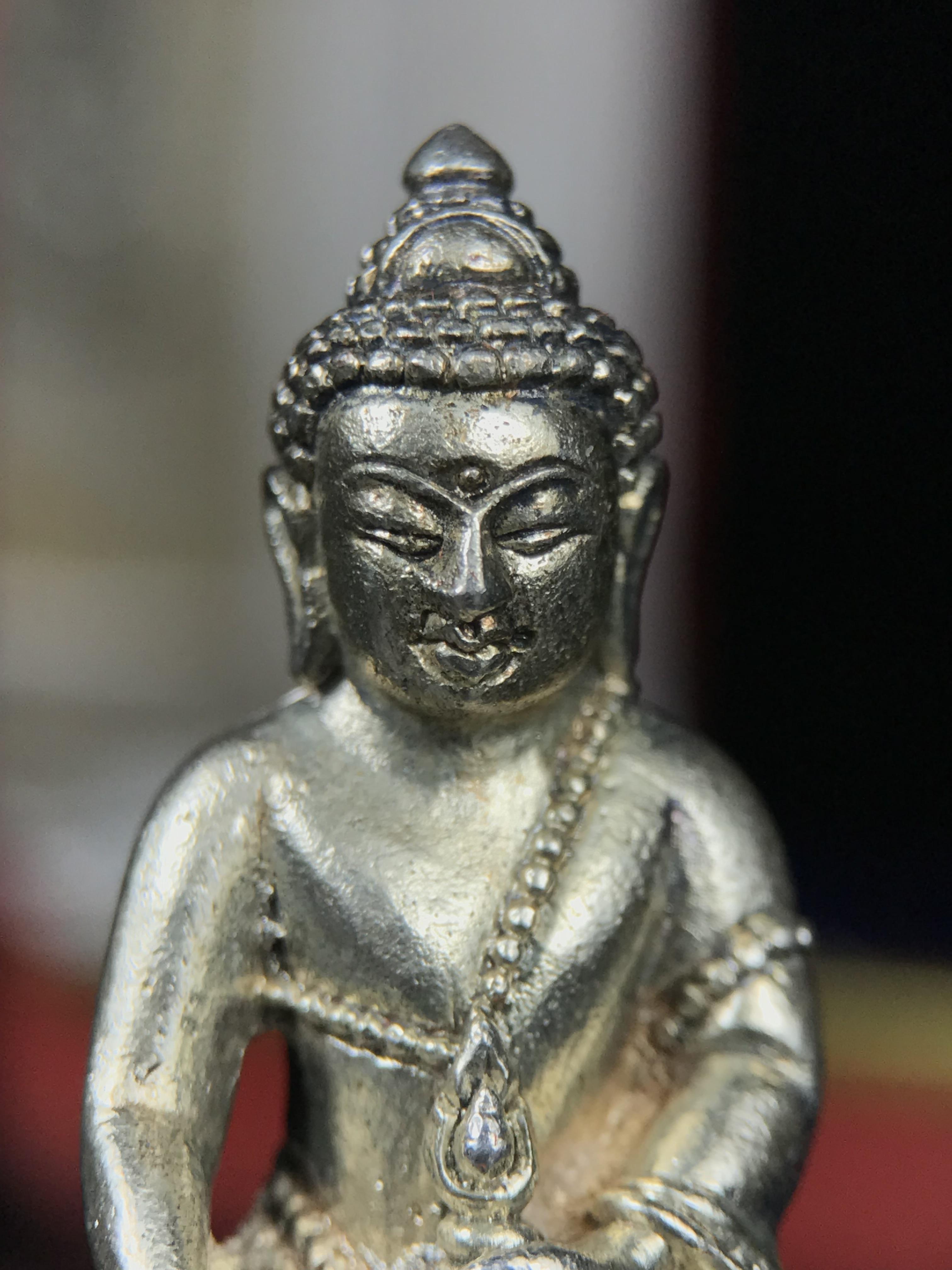 พระกริ่งฉลองพระชนมายุครบ 7 รอบ 84 พรรษา สมเด็จพระสังฆราช(วาสน์) วัดราชบพิธ พ.ศ.2525 เนื้อเงิน ผิวเดิมขึ้นน้ำทองสภาพสวยมาก ในกล่องชุดพิเศษกรรมการ พร้อมพระชัยวัฒน์ เนื้อนวโลหะ ครบชุดสมบูรณ์(งานแกะแม่พิมพ์โดย นายช่างเกษม มงคลเจริญ)(หายาก)