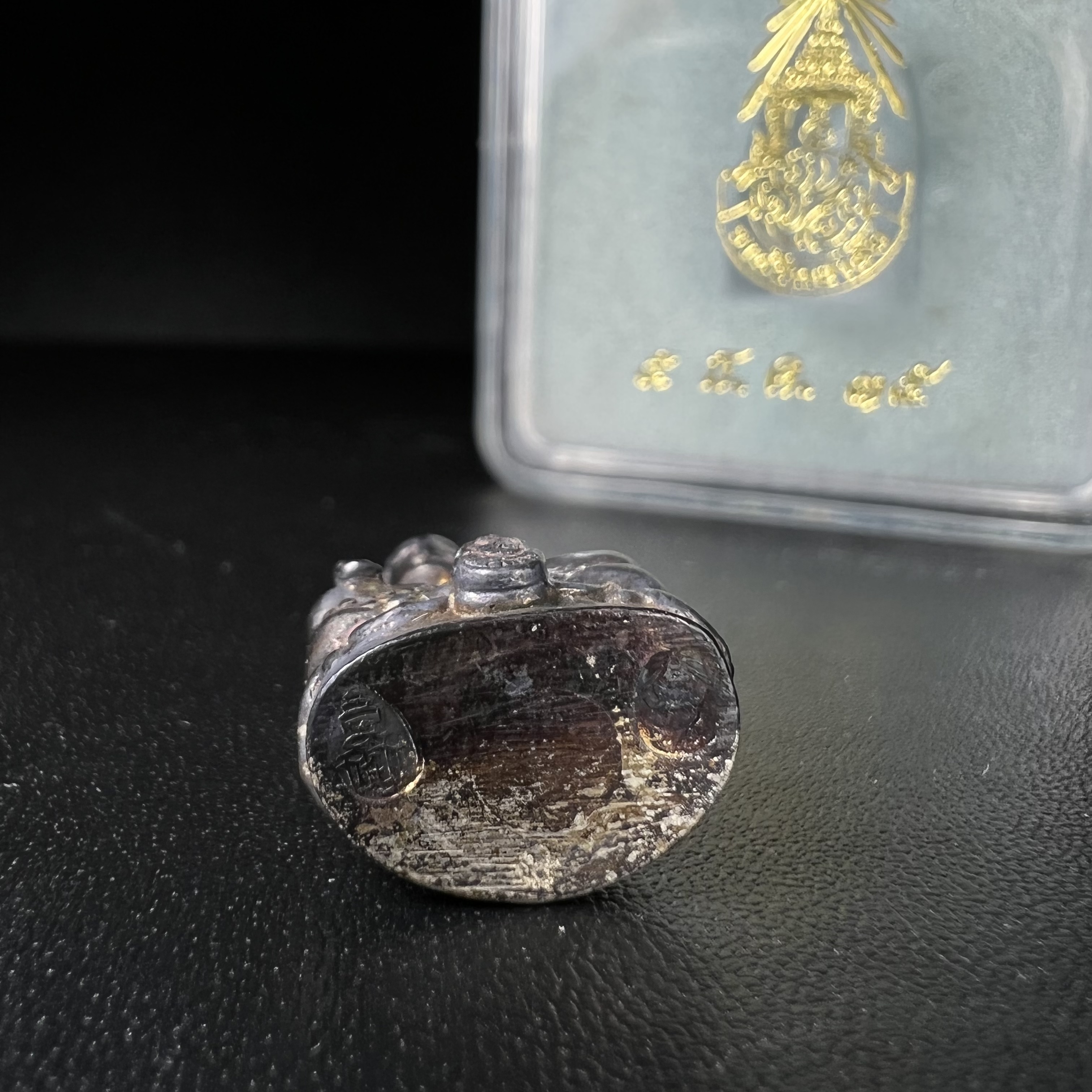 พระกริ่งไพรีพินาศ รุ่น ภปร. ราชวิทยาลัย ปี2535 เนื้อเงิน(สภาพผิวเดิมแบบนิยม เข้มขลังทรงอนุภาพ)(ตอกโค้ดพระนามย่อ ญสส ใต้เศวตรฉัตร และ พระปรมาภิไธยย่อ ภปร.)(1ใน2535องค์)