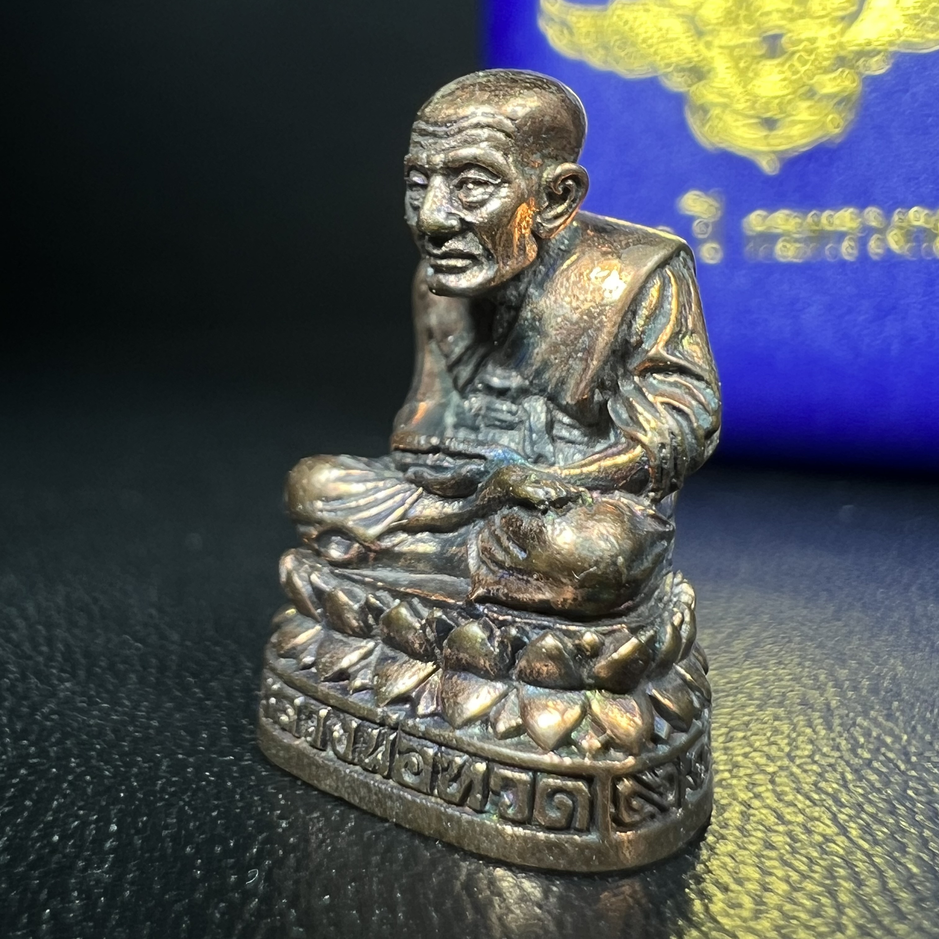 รูปเหมือนหล่อลอยองค์หลวงปู่ทวด รุ่น 111ปี กระทรวงกลาโหม เนื้อนวโลหะรมดำ-ปัดเงา ปี2540 พิธีใหญ่ เข้มขลัง นิยม พร้อมกล่องบรรจุเดิม(คัดสภาพสวยผิวเทพๆผิวรุ้งๆ)ทั้งพิธีทั้งพุทธศิลป์ทรงคุณค่าอีกหนึ่งรุ่นยอดนิยม