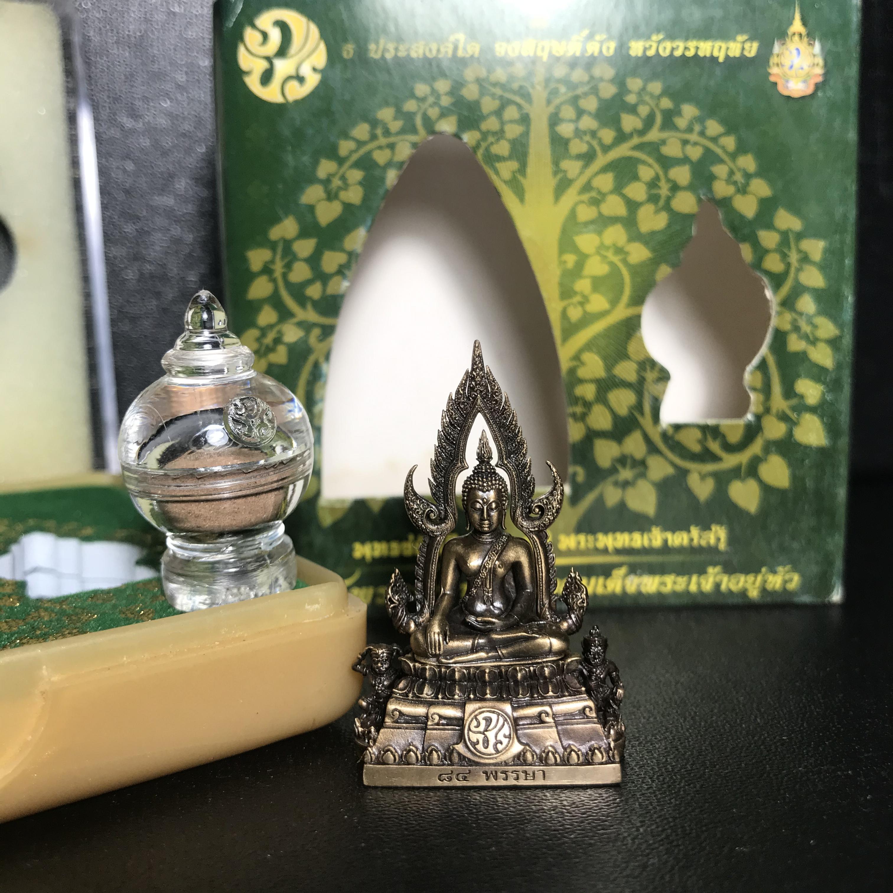 พระพุทธชินราช(จำลอง) ภปร 84 พรรษา เนื้อบรอนซ์รมดำซาติน พิมพ์กลางขนาดหน้าตัก 1/2 นิ้ว )(พระราชทานมวลสาร จิตรลดาและเส้นพระเจ้า(เส้นผม)รัชกาลที่9)