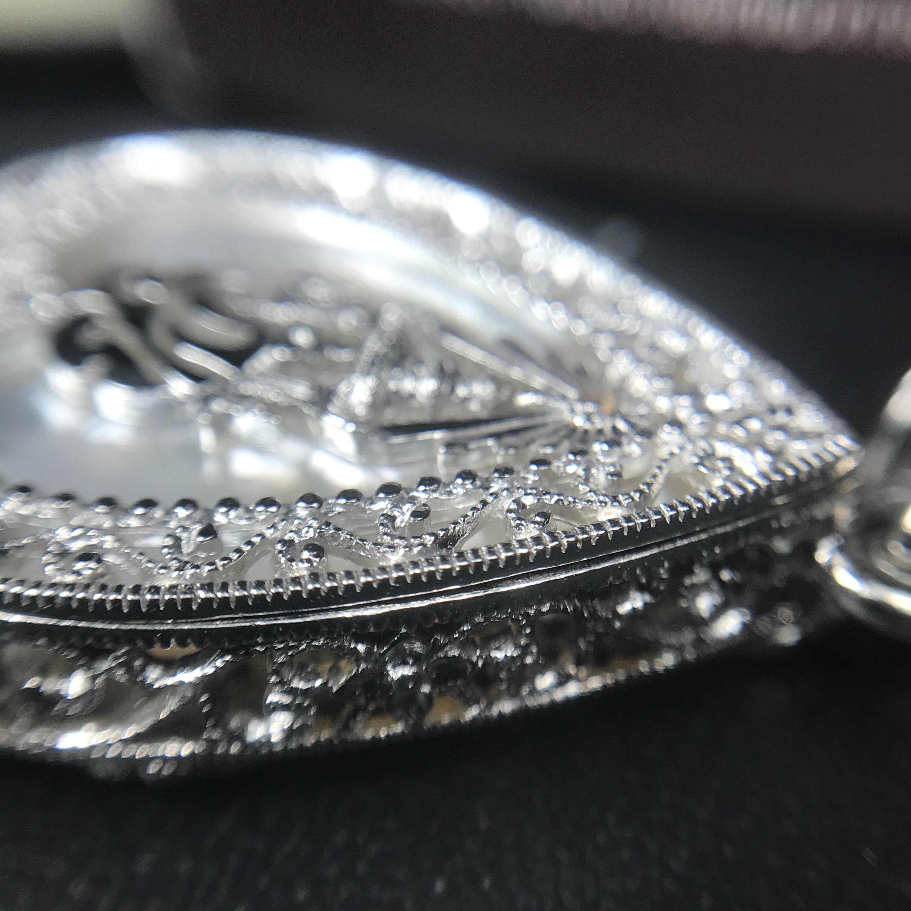 พระพุทธชินราช ภปร. โครงการ "เพราะแผ่นดินนี้ คือ แผ่นดินเกิด" ปี2548(รุ่นแรก) เหรียญทรงใบโพธิ์ ขนาด 21 x 29 มม. เนื้อเงินสามกษัตริย์ องค์พระชุบสามกษัตริย์ ล้อมด้วยกรอบเงินชุบทองคำขาวสลักเสลาเป็นลวดลายละเอียดอ่อน ส่วนพื้นองค์พระเป็นเปลือกหอยมุข