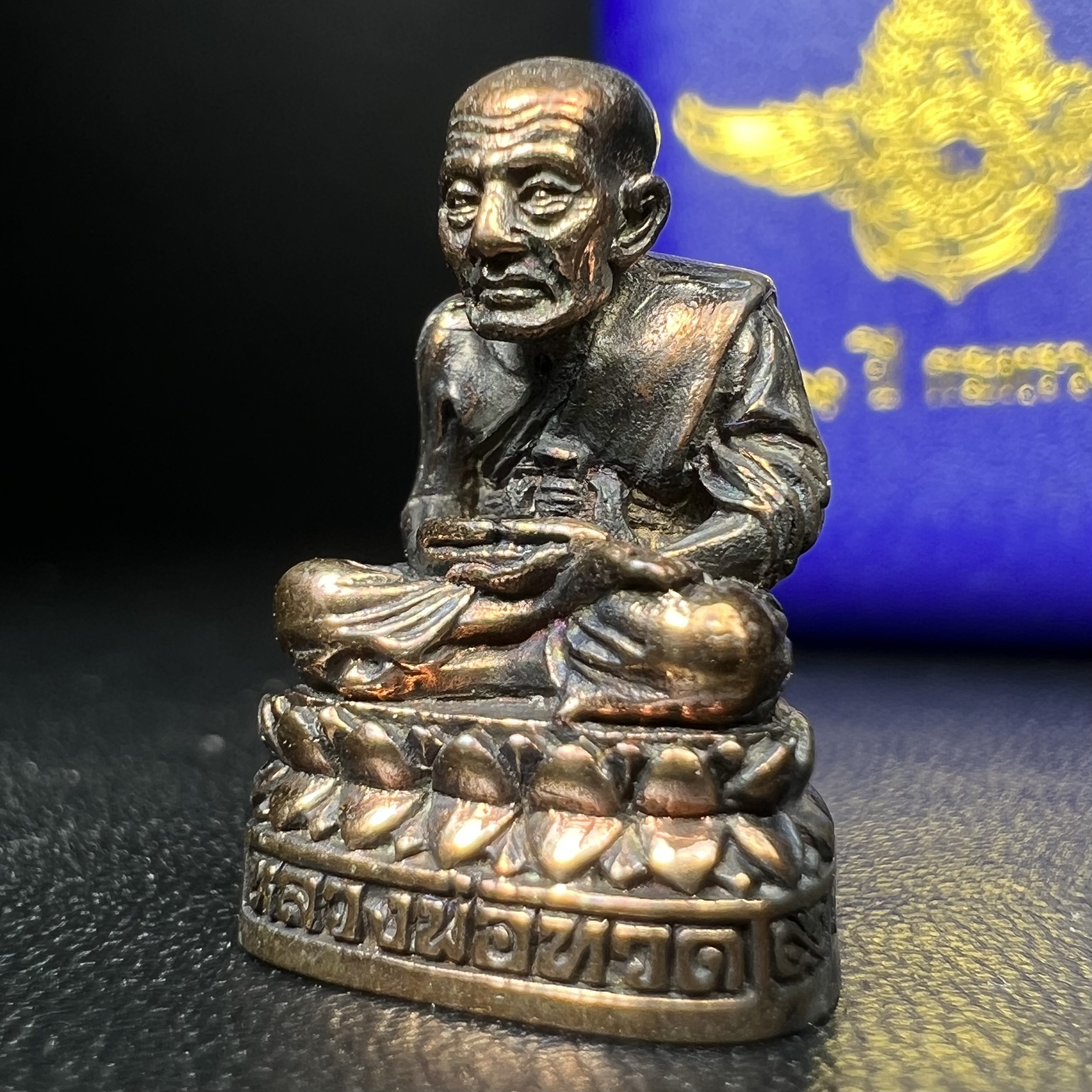 รูปเหมือนหล่อลอยองค์หลวงปู่ทวด รุ่น 111ปี กระทรวงกลาโหม เนื้อนวโลหะรมดำ-ปัดเงา ปี2540 พิธีใหญ่ เข้มขลัง นิยม พร้อมกล่องบรรจุเดิม(คัดสภาพสวยผิวเทพๆผิวรุ้งๆ)ทั้งพิธีทั้งพุทธศิลป์ทรงคุณค่าอีกหนึ่งรุ่นยอดนิยม