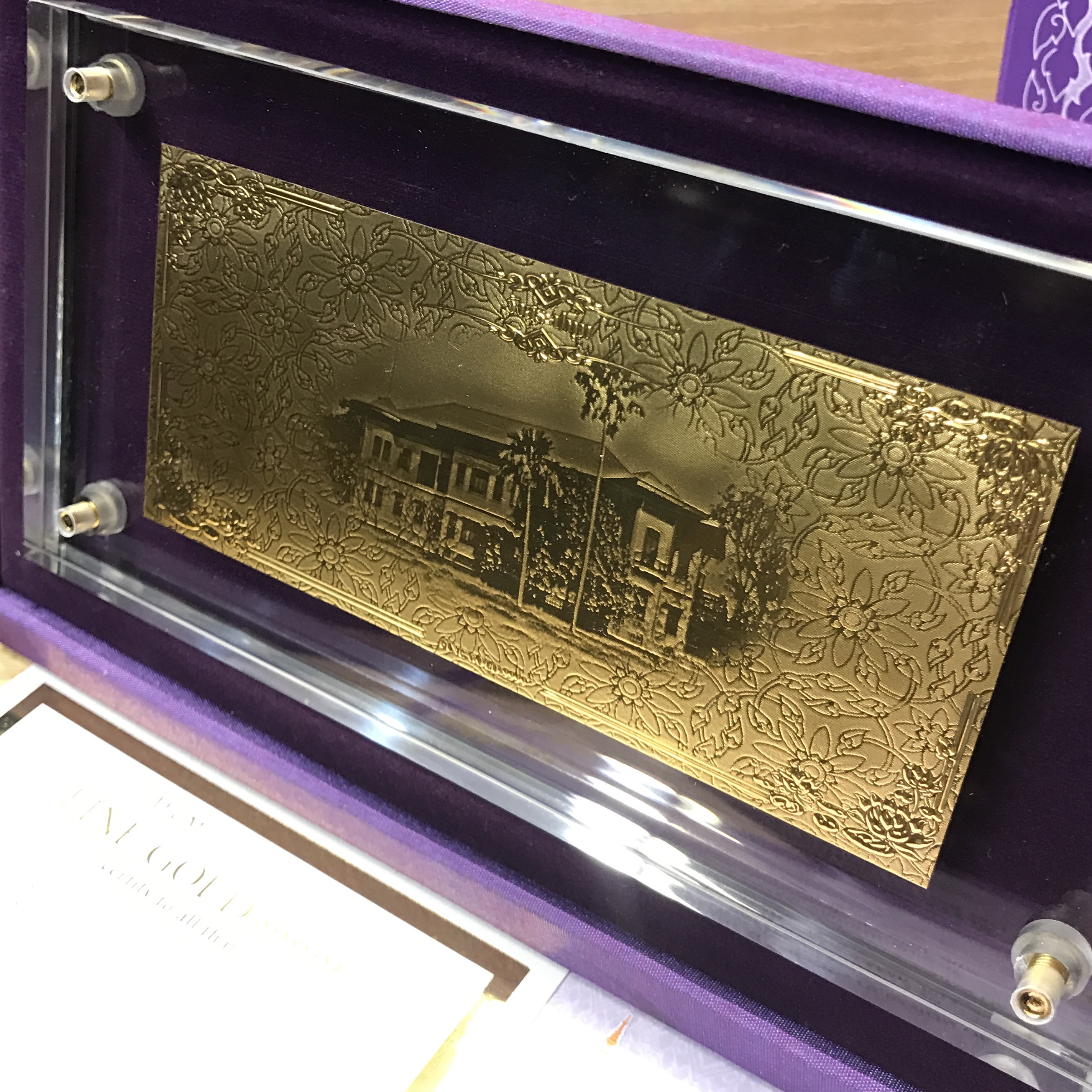 แผ่นทองคำที่ระลึกงานเฉลิมพระเกียรติสมเด็จพระเทพรัตนราชสุดาฯ สยามบรมราชกุมารีในโอกาสฉลองพระชนมายุ 5 รอบ 2 เมษายน พ.ศ.2558(แบบทองคำล้วน ลวดลายตัวเลข 60 แบบ B)