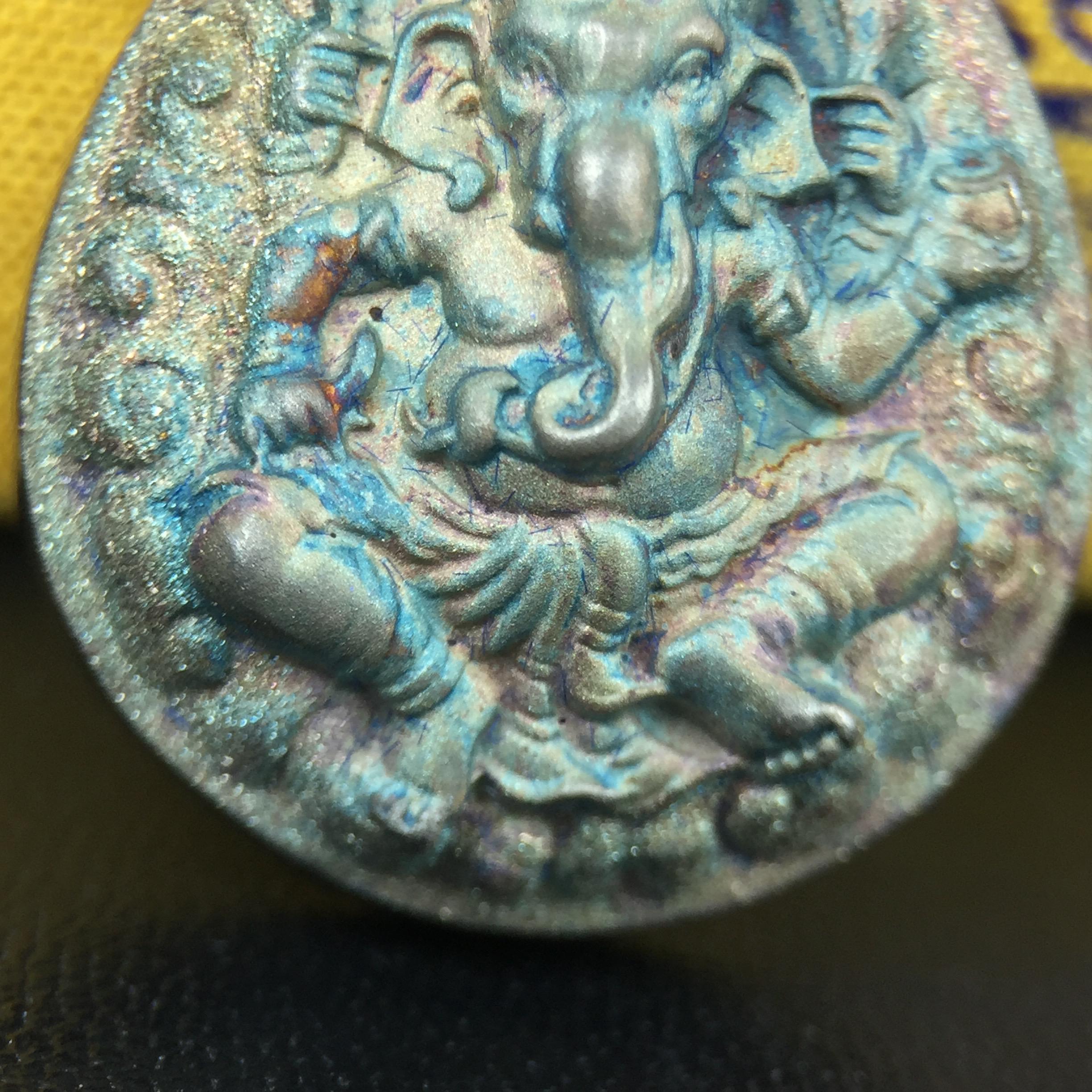 เหรียญพระพิฆเนศวร ญสส. ชุดกาญจนาภิเษกครองราชย์ 50 ปี พุทธศักราช 2538 พิมพ์ใหญ่(2.9 ซม.) เนื้อเงินผิวเดิมกลับดำขึ้นสีรุ้งเข้มขลังงดงามธรรมชาติสร้างสรรค์ สภาพสวยเดิมพร้อมกล่องบรรจุเดิม ตอกโค๊ดหมายเลขกำกับ(1ใน 5539องค์)