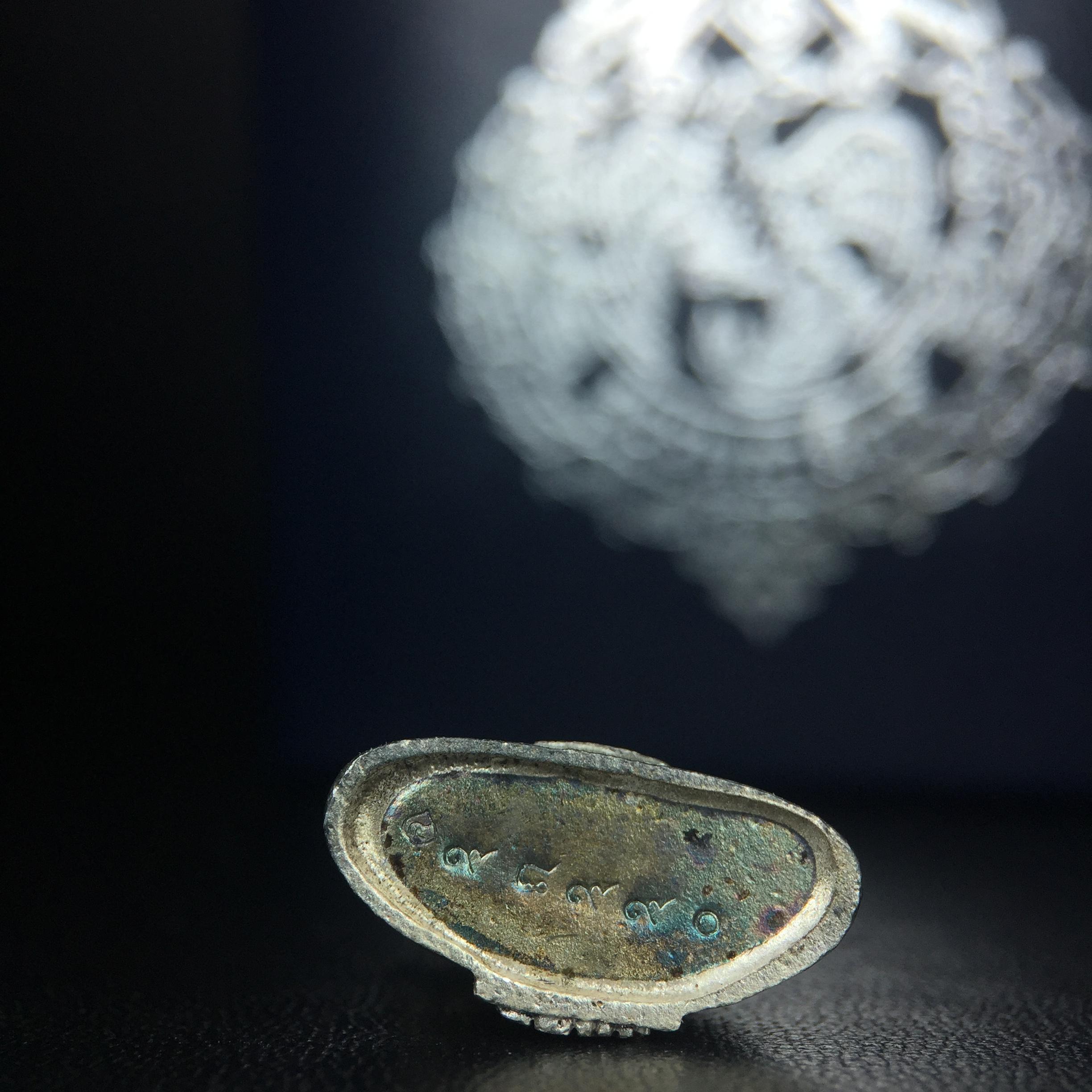 พระแก้วมรกต กรมสรรพสามิตจัดสร้างขึ้นเนื่องในโอกาสครบรอบ 64 ปีของกรมสรรพสามิต และเนื่องในวโรกาสที่พระบาทสมเด็จพระเจ้าอยู่หัวทรงครองราชย์ครบ50ปีเมื่อ พ.ศ.2539 เนื้อเงินทรายนวลขัดเงา(ผิวเดิมๆขึ้นสีรุ้งธรรมชาติสวย(สเน่ห์พระเนื้อเงินสีสันที่ธรรมชาติสรรค์สร้าง)