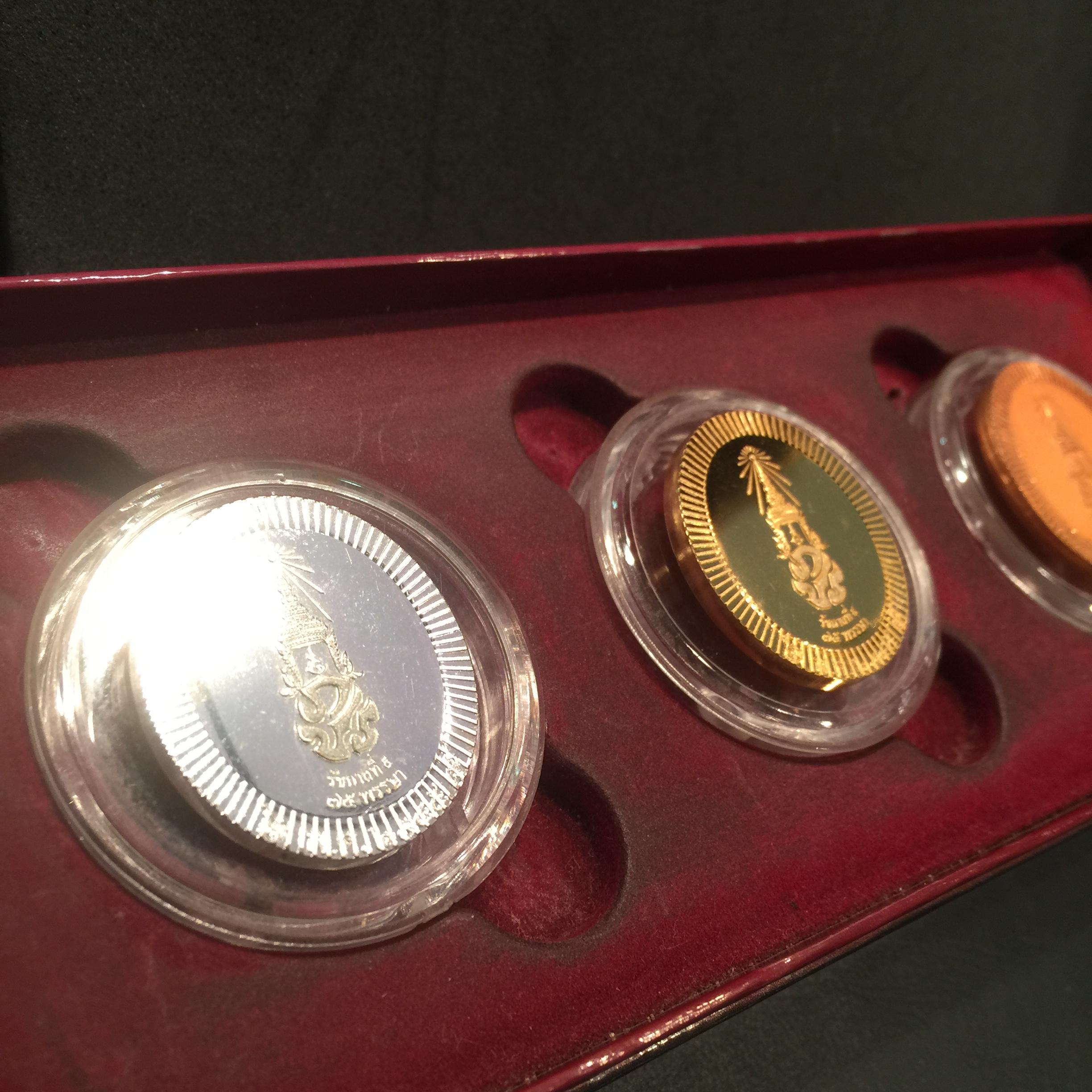 ชุดเหรียญ พระบาทสมเด็จพระเจ้าอยู่หัว 75 พรรษา