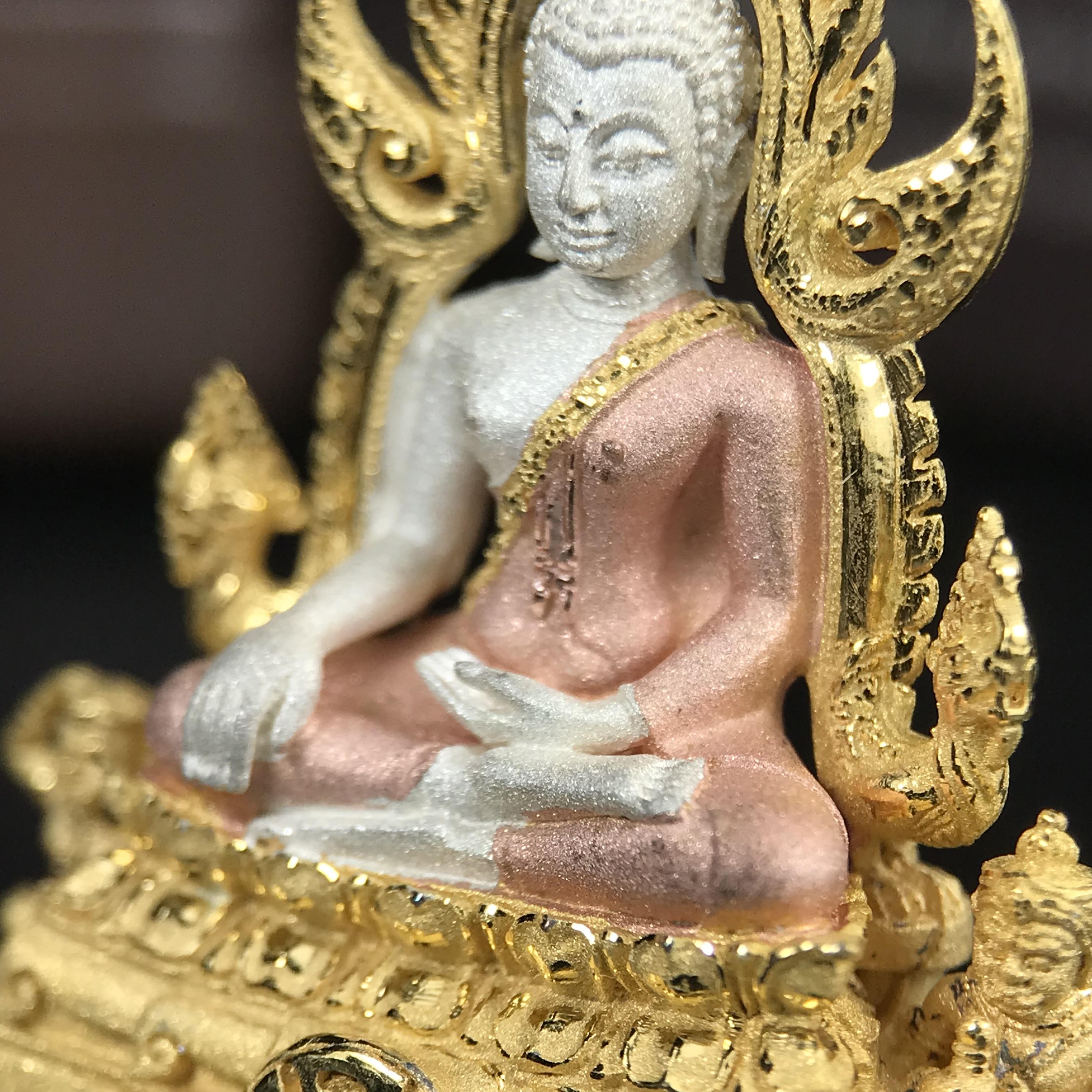 พระพุทธชินราช ภปร. โครงการ "เพราะแผ่นดินนี้ คือ แผ่นดินเกิด" ปี 2548(รุ่นแรก) ลอยองค์เนื้อเงินสามกษัตริย์ หน้าตัก 1/2 นิ้ว (ขนาด 3.5 x 2.5 ซม.) พุทธศิลป์งดงามทรงคุณค่า รุ่นยอดนิยม(องค์หมายเลข 9141)เลขสวยเลขเก้าหน้า...เจริญก้าวหน้าในทุกๆด้าน