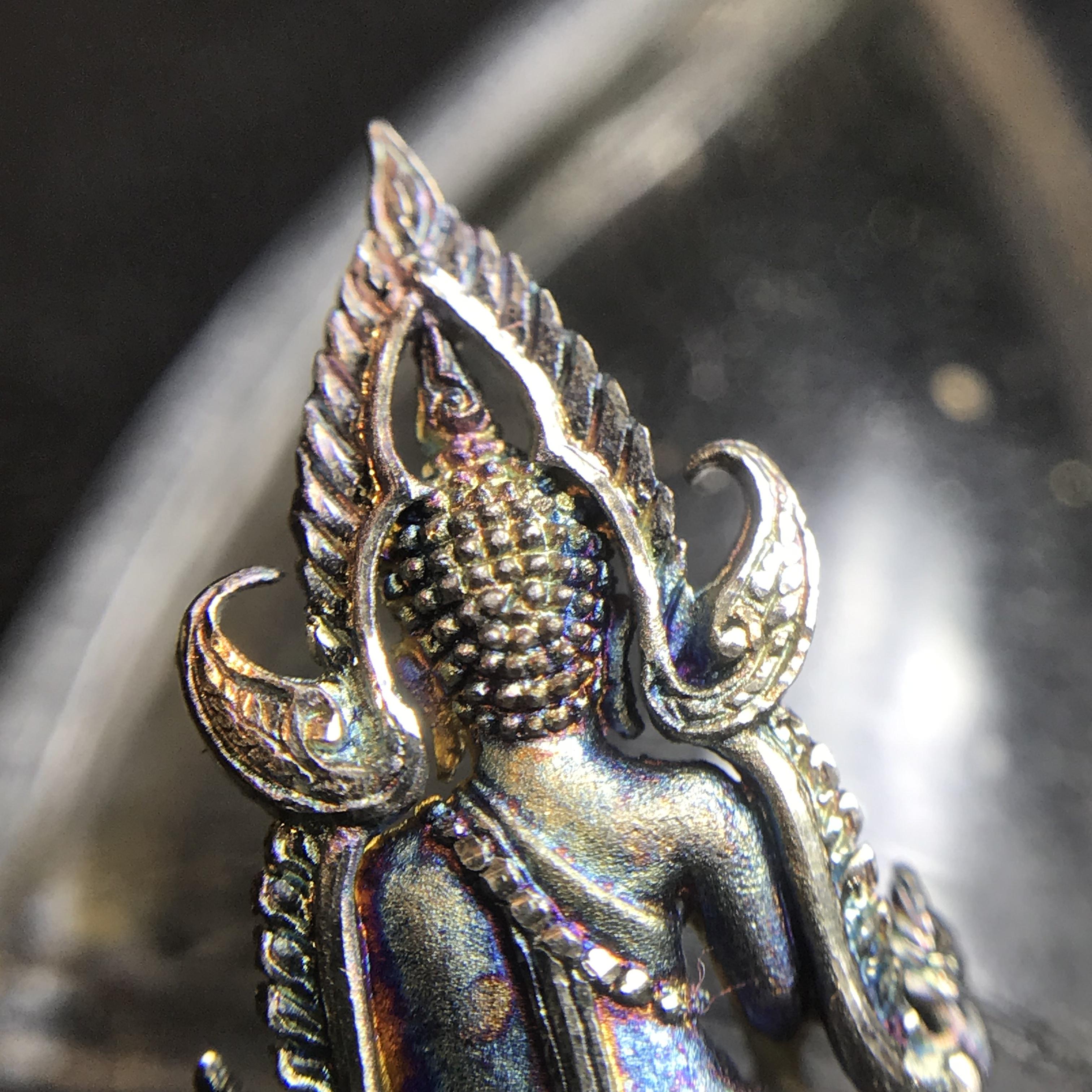 พระพุทธชินราช(จำลอง) ภปร 84 พรรษา เนื้อเงินชุบทองคำขาว พิมพ์เล็กขนาดหน้าตัก 1/4 นิ้ว สภาพผิวเดิมขึ้นผิวรุ้งสวยงาม