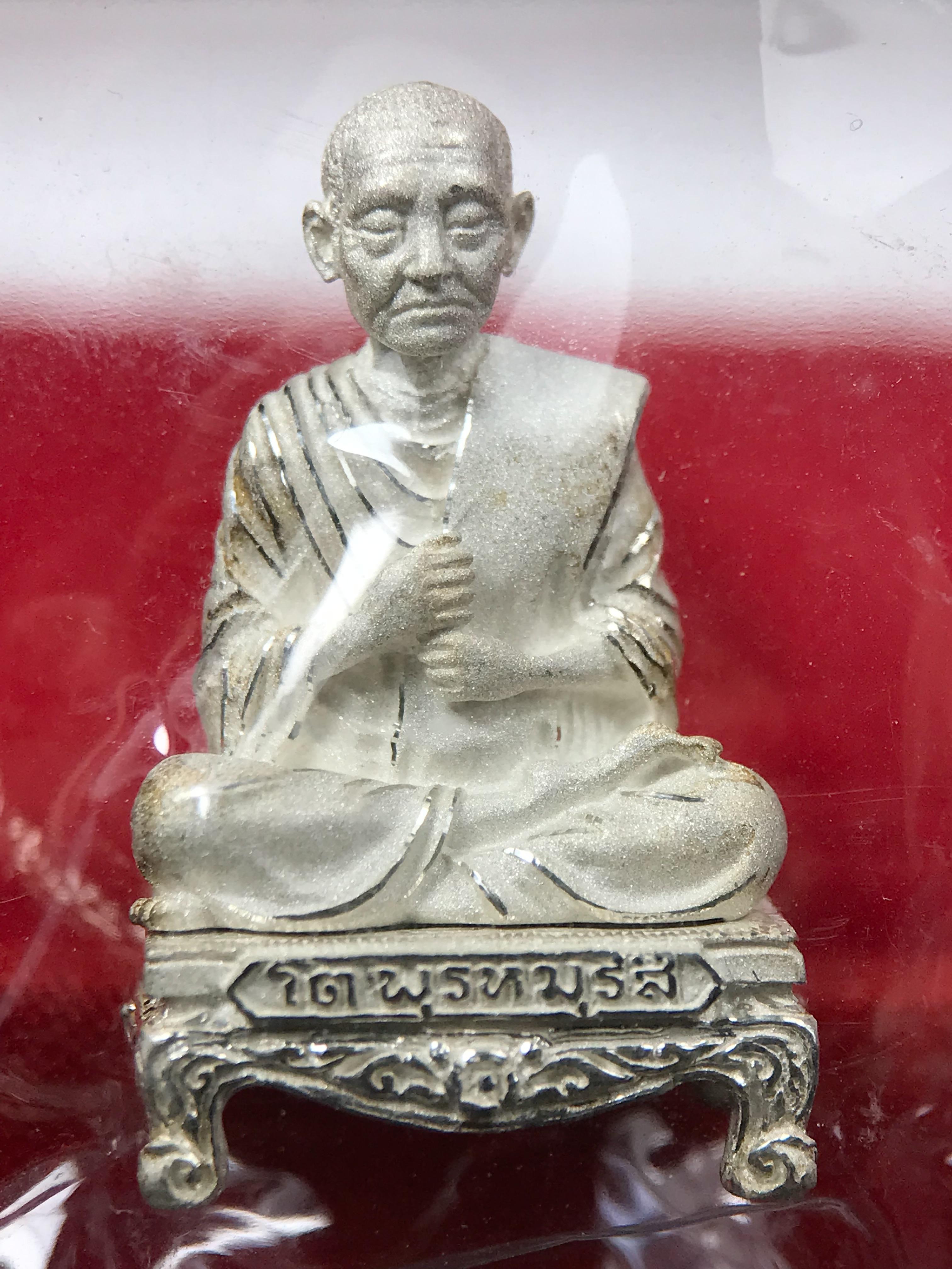 สมเด็จพุฒาจารย์ (โต พรหมรังสี) อนุสรณ์ 128 ปี สมเด็จพระญาณสังวร สมเด็จพระสังฆราช ทรงเมตตาอธิฐานจิต ปี 2543 มหาพุทธาภิเษก 3วาระ รูปเหมือนลอยองค์พิมพ์ใหญ่เนื้อเงิน ขนาด 1.5 x 2.5 ซม. ทรงคุณค่าทั้งด้านความงานด้านพุทธศิลป์ และพุทธคุณ