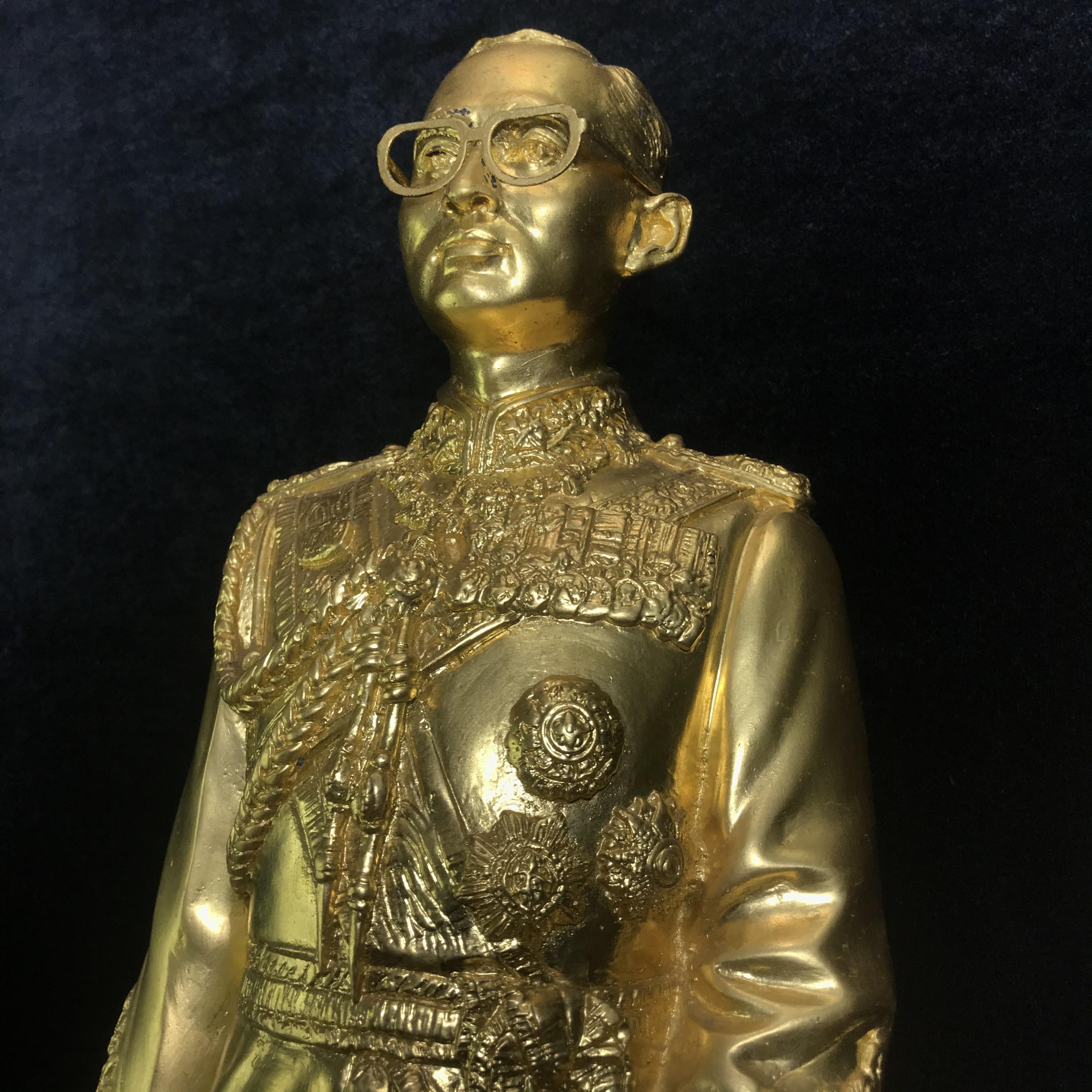 พระบรมรูปหล่อในหลวงรัชการที่ 9 โดยพระบรมราชานุญาต ที่ระลึกโครงการจัดสร้างโรงพยาบาลราชพิพัฒน์ ในมหามงคลวโรกาสพระราชพิธีกาญจนาภิเษก ทรงครองสิริราชสมบัติครบ 50 ปี พ.ศ.2539 (พิธีใหญ่ปลุกเสกวัดพระแก้ว)