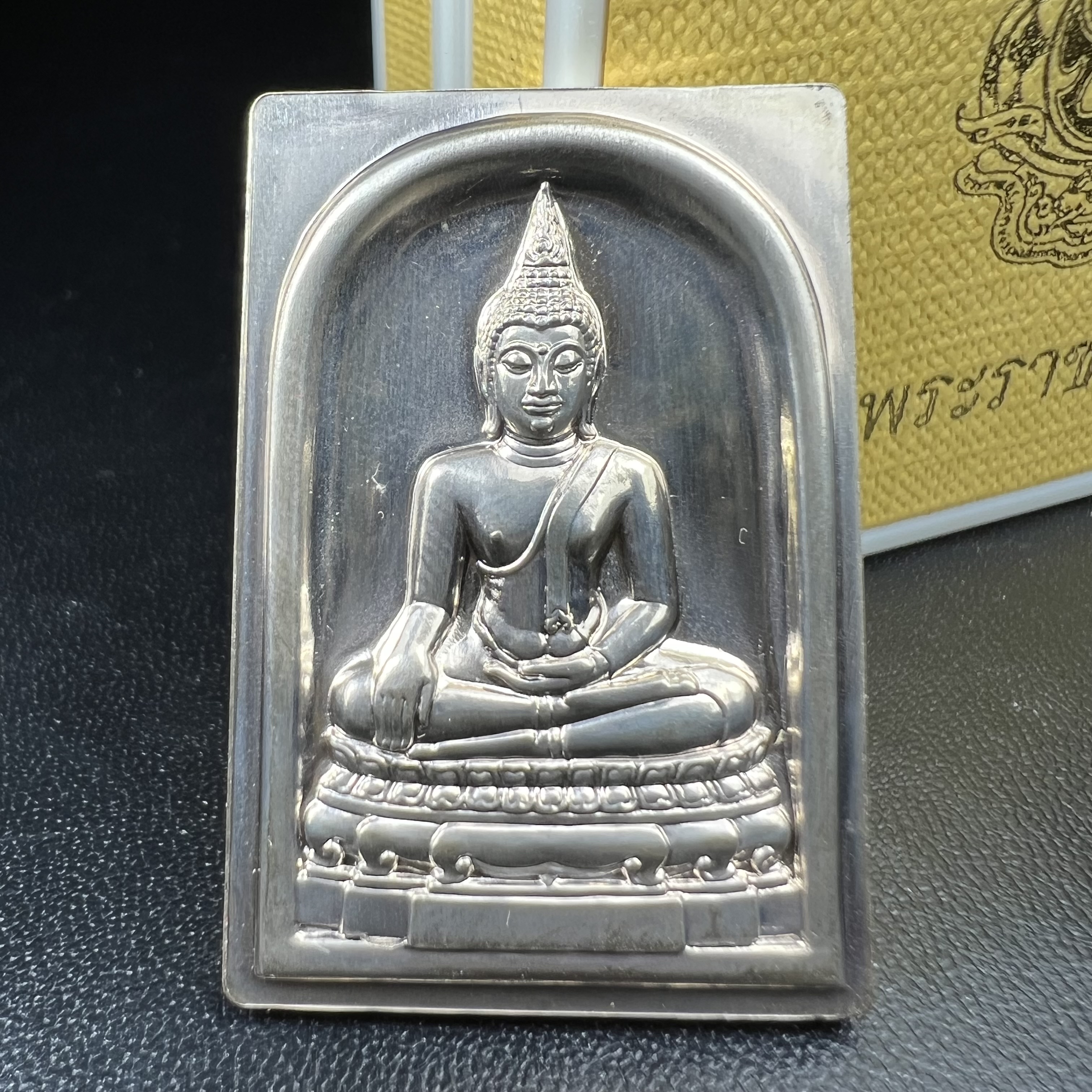 พระพุทธชินสีห์ หลังตรา ปรมาภิไธยย่อ ภปร. ในวโรกาสเฉลิมพระชมพรรษาในหลวงรัชกาลที่9 ครบ 7 รอบ และ ที่ระลึกสมโภชวัดบวรนิเวศวิหารครบ 175 ปี พ.ศ.2554 เหรียญเนื้อเงิน พิมพ์ใหญ่ ขนาดสูง 3.8 ซม. พร้อมกล่องบรรจุเดิมพระราชทาน(1 ใน 1585 เหรียญ)หายาก