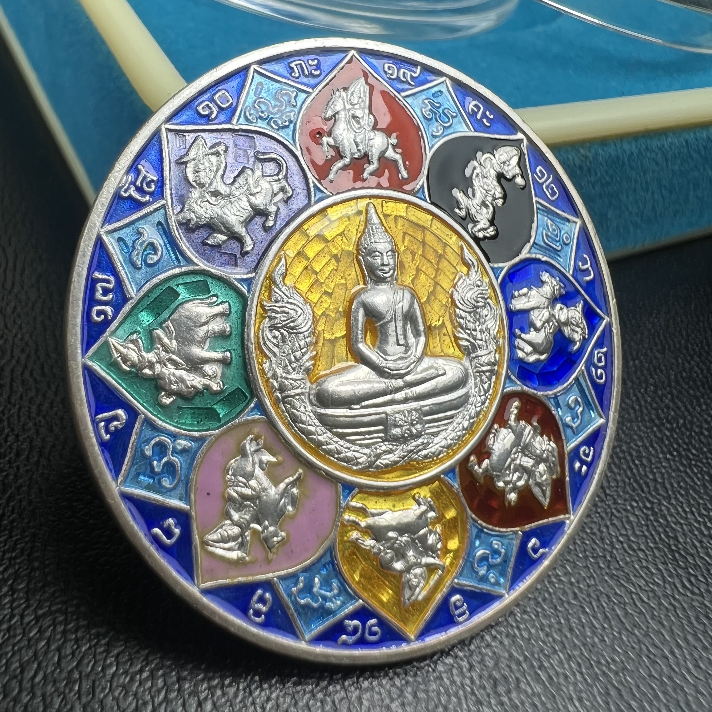 เหรียญหลวงพ่อโสธร รุ่นดวงชะตาคู่ชีวิต พิธีมหาจักรพรรดิตราธิราชครั้งยิ่งใหญ่ พิธีสวดนพเคราะห์เพื่อความเป็นสิริมงคล ปี 2547 ณ พระอุโบสถวัดโสธรวรารามวรวิหาร จ.ฉะเชิงเทรา เนื้อเงินลงยาราชาวดี ขนาด 3.2 ซม.พร้อมกล่องบรรจุเดิมสภาพสวยครบสมบูรณ์