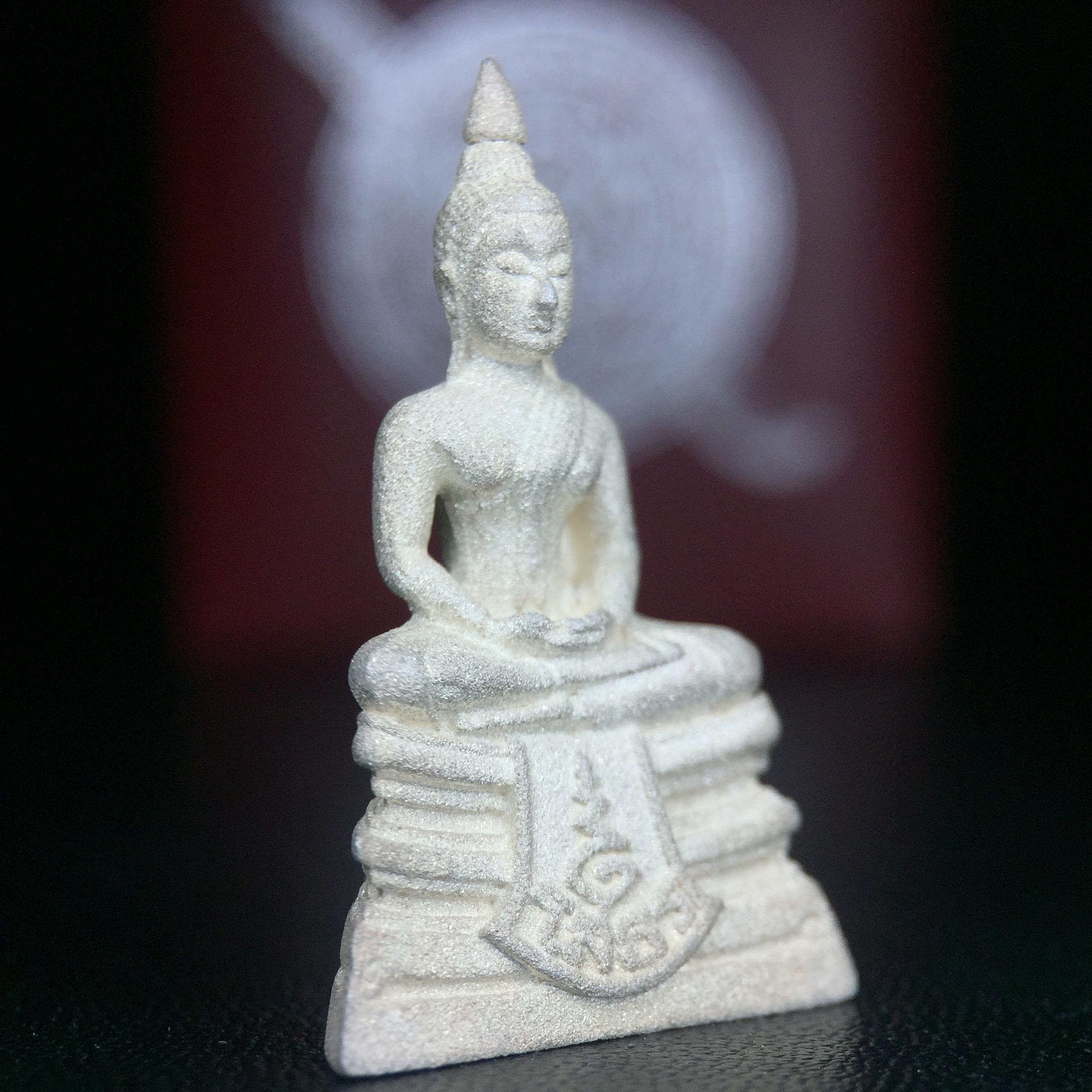 พระพุทธโสธร รุ่นประวติศาสตร์ 80 ปี กรมตำรวจ ปี 2538 เนื้อเงินประกายเพชร(เงินพ่นทราย)พิมพ์ใหญ่ 3.2 ซม. พร้อมกล่องบรรจุเดิม(พระดีพิธีใหญ่ รุ่นยอดนิยม)