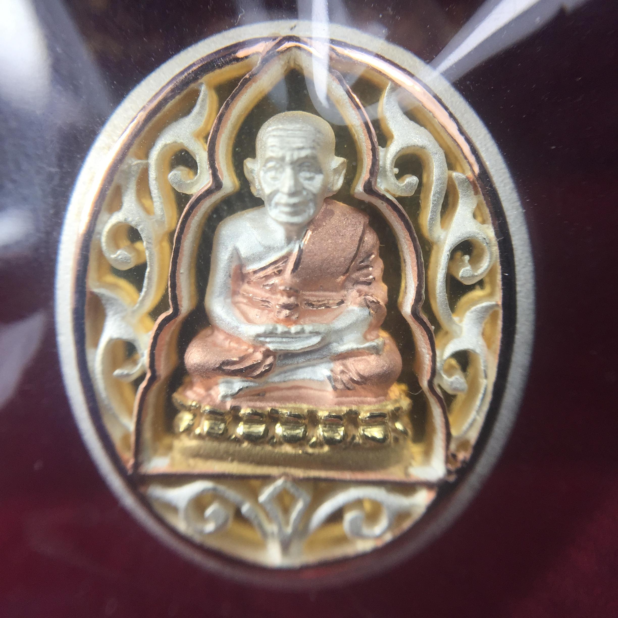 เหรียญหลวงพ่อทวด รุ่นมงคลบารมี วัดประสาทบุญญาวาส ปี 2545 เนื้อเงินสามกษัตริย์ พิมพ์ทรงรูปไข่เล็ก(ขนาด 2.0*1.8 ซม.)ฉลุลายฉากพี้นหลังสีทองสวยงาม ตอกโค๊ตมีหมายเลข พร้อมกล่องบรรจุเดิม