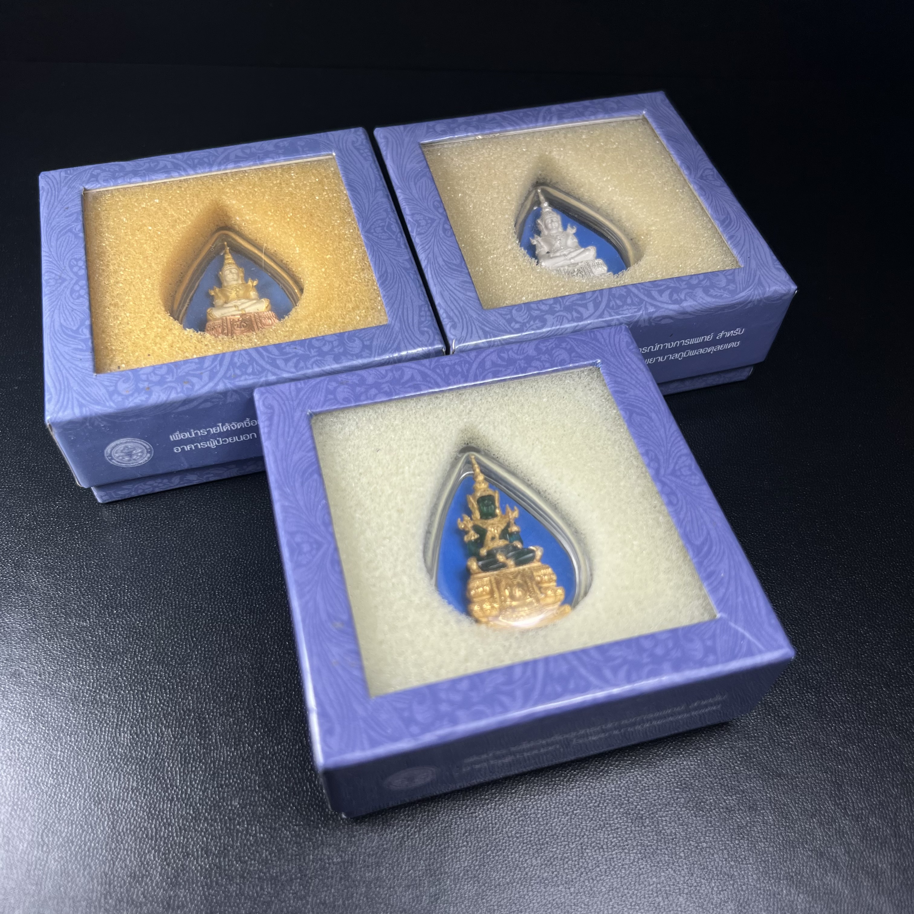 พระแก้วมรกต ภปร. จัดสร้างโดย รพ.ภูมิพลฯ ปี2547 ลอยองค์ขนาดหน้าตัก 1/2 นิ้ว (เนื้อเรซิ่นหุ้มทองคำ99.99%+เนื้อเงิน+เนื้อเงินสามกษัตริย์)(1ชุด 3 องค์)งดงามทรงคุณค่าอีกหนึ่งรุ่นยอดนิยม หายาก