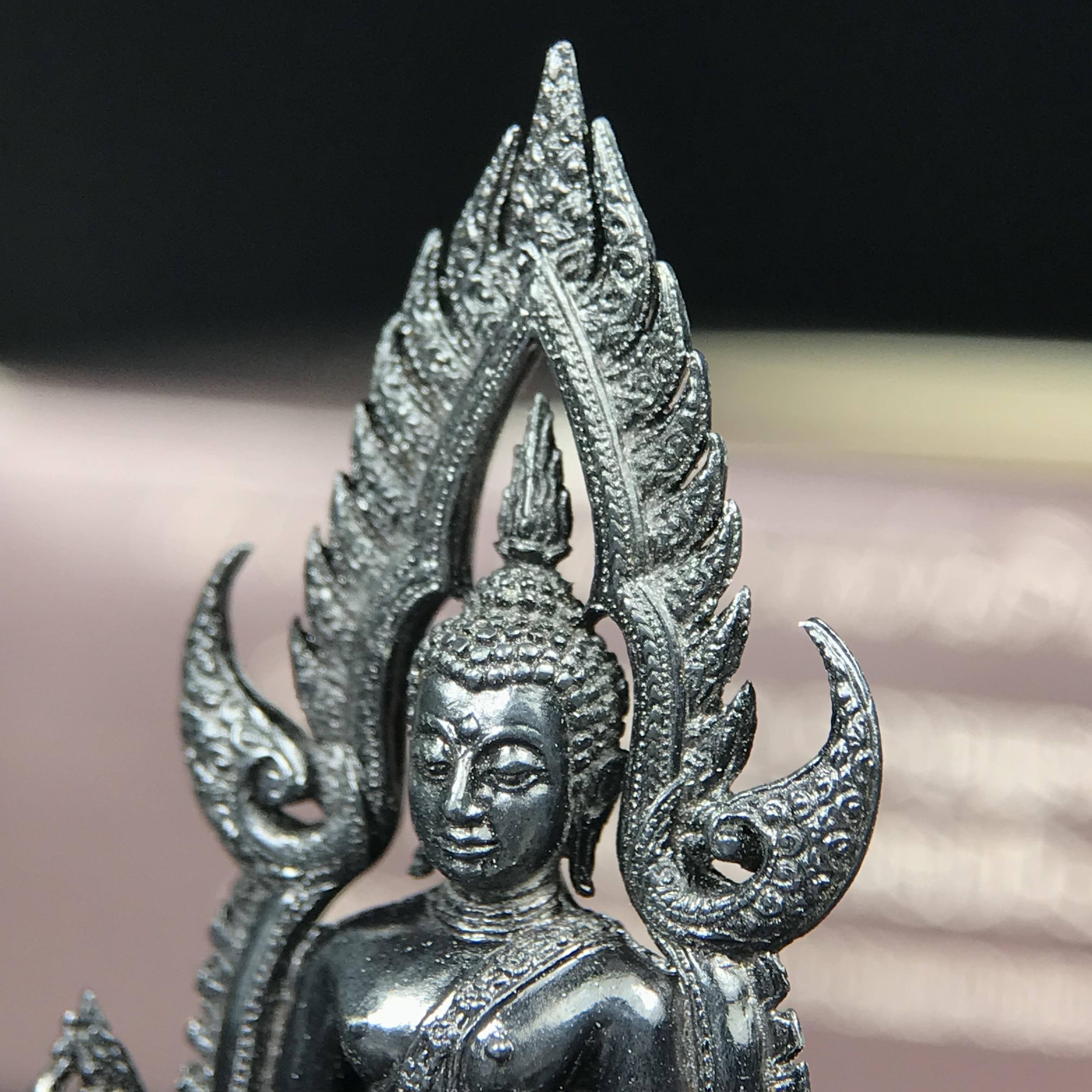 พระพุทธชินราช ภปร. โครงการ "เพราะแผ่นดินนี้ คือ แผ่นดินเกิด" ปี2548(รุ่นแรก) ลอยองค์ หน้าตัก 1/2 นิ้ว(ขนาด 3.5 x 2.5 ซม.) เนื้อเงินรมดำ(พุทธศิลป์จำลองเมื่อครั้งลอกทอง ครั้งที่3 เมื่อปี2547 ร้อยปีจะมีสักครั้ง "พระพุทธชินราชองค์ดำ")